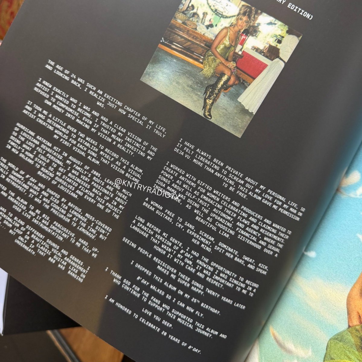 beyonceaccess's tweet photo. 🚨 Em texto escrito no livro do vinil #BDAY20, Beyoncé refletiu sobre sua carreira e sobre a época do seu segundo álbum:

“A idade de 24 anos foi um capítulo muito emocionante da minha vida e, olhando para trás, percebo o quão especial ela realmente foi. Eu sabia exatamente quem eu era e tinha uma visão clara da artista que queria me tornar. Eu confiei nos meus instintos e me recusei a fazer concessões, mesmo que isso significasse investir meu próprio dinheiro para transformar minha visão em realidade.

Levei um pouco mais de duas semanas para gravar este álbum, e eu estava determinada a me estabelecer como uma artista visual, criando mundos para cada música. Foi assim que a visão se tornou meu primeiro álbum visual.

O furacão Katrina atingiu em agosto de 2005, deixando grande parte da Louisiana devastada. As raízes da minha família estão lá, então a perda foi pessoal. Eu era muito apaixonada por fazer o que pudesse para reerguer os negócios no estado da minha família. Então, começamos a filmar este projeto em Nova Orleans para lembrar a nós mesmos e a todos da beleza da Louisiana. O mundo de B'Day foi moldado por bayous, árvores cobertas de musgo, pântanos, jacarés e chá gelado com limonada. Eu não entendia completamente o que estava preparando na época, mas, em retrospecto, foi o precursor de Lemonade.

Eu queria que o álbum fosse grande, percussivo, pesado, acelerado e energizado, e era importante para mim que usássemos instrumentação ao vivo. Minha intenção era misturar diferentes sons e gêneros. Eu queria o minimalismo de um arranjo vocal bonito sobre um loop de bateria ou uma guitarra clássica como em 'Irreplaceable'... mas só se aquele 808 estivesse batendo forte por baixo.

Sempre fui reservada sobre minha vida pessoal, então foi libertador gritar meu amor pelo meu homem em 'Déjà Vu'. Mais do que tudo, este álbum me deu permissão para ser livre.

Trabalhei com compositores e produtores talentosos e queria criar hinos para as mulheres celebrarem e reivindicarem seu poder, assim como abraçarem suas falhas e ressentimentos. Músicas sobre autoconfiança, autonomia e liberdade financeira e sexual. Eu estava fazendo a melhoria, escolhendo a sororidade em vez de um 'Beautiful Liar', assim como o 'Irreplaceable'.

Uma mulher livre para cantar, gritar, dominar, suar, chutar, quebrar guitarras, chorar, experimentar, cuspir suas rimas e falar o que pensa.

Muito antes de 'Mi Gente', tive a oportunidade de gravar uma versão em espanhol de B'Day. Sabendo que estava cantando em um idioma que não era o meu, era importante para mim honrá-lo com cuidado e respeito.

Ver as pessoas redescobrirem essas músicas vinte anos depois me deixa super feliz.

Lancei este álbum no meu 25º aniversário.

B'Day andou para que eu pudesse voar agora.

Agradeço a Deus pelos fãs que apoiaram este álbum e que continuam a apoiar esta jornada musical.

Amo vocês profundamente.

Estou honrada em celebrar 20 anos de B'Day.”