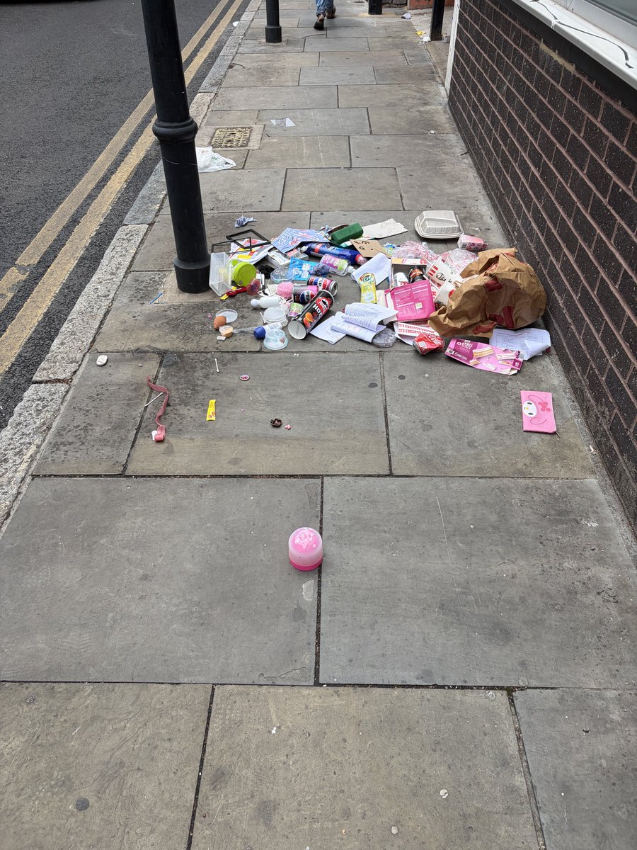 TowerDumplets's tweet photo. @th_crime_watch It’s everywhere. People add more waste. Bags split. Rubbish everywhere. Many streets never swept. No one cares.
Day 1,388 of @LutfurRahmanTH ‘s WASTE EMERGENCY
#TowerDumplets @TowerHamletsNow https://t.co/S7Lb13yp39