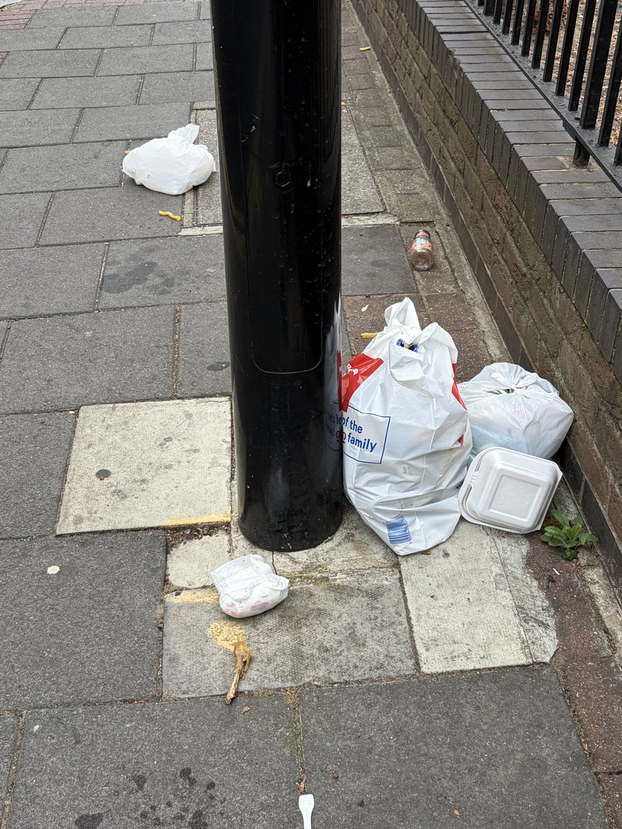 TowerDumplets's tweet photo. @th_crime_watch It’s everywhere. People add more waste. Bags split. Rubbish everywhere. Many streets never swept. No one cares.
Day 1,388 of @LutfurRahmanTH ‘s WASTE EMERGENCY
#TowerDumplets @TowerHamletsNow https://t.co/S7Lb13yp39