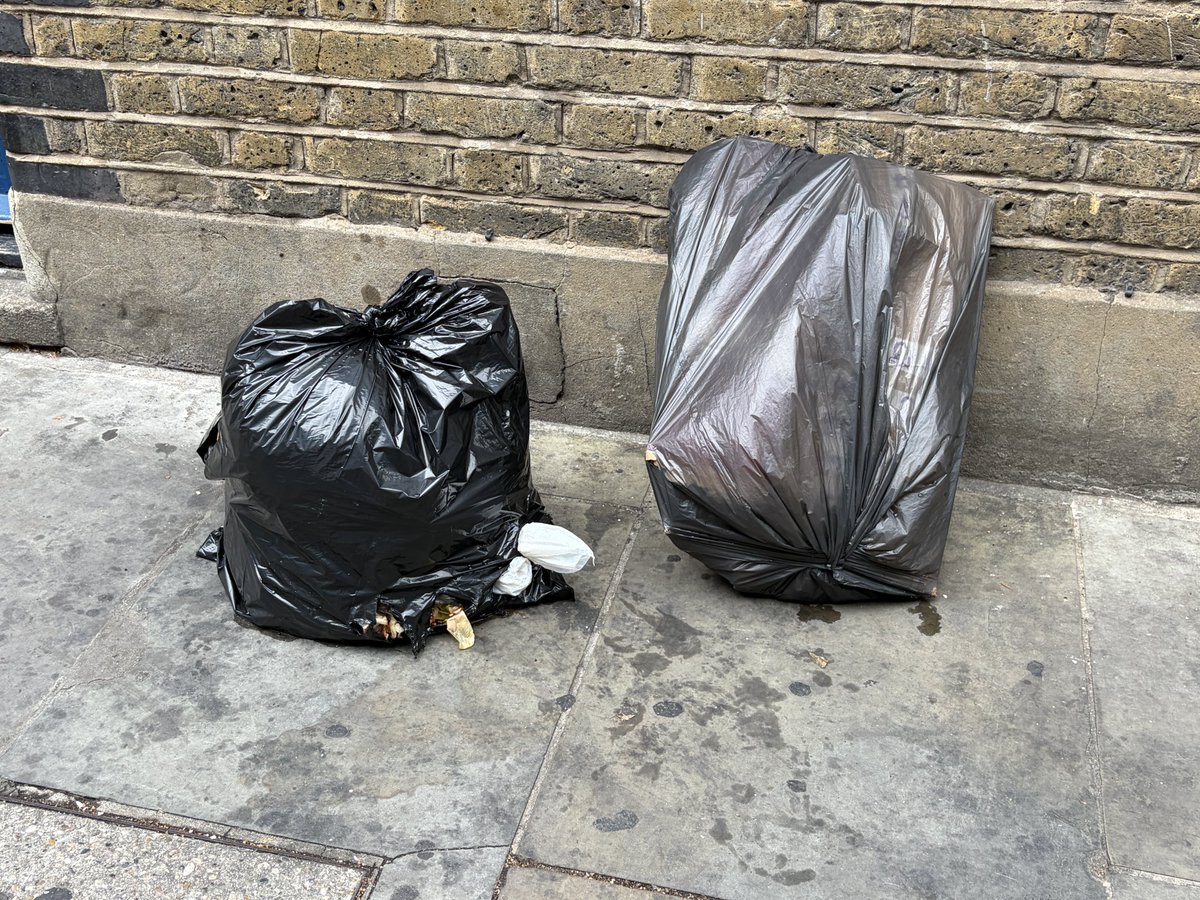 TowerDumplets's tweet photo. @th_crime_watch It’s everywhere. People add more waste. Bags split. Rubbish everywhere. Many streets never swept. No one cares.
Day 1,388 of @LutfurRahmanTH ‘s WASTE EMERGENCY
#TowerDumplets @TowerHamletsNow https://t.co/S7Lb13yp39
