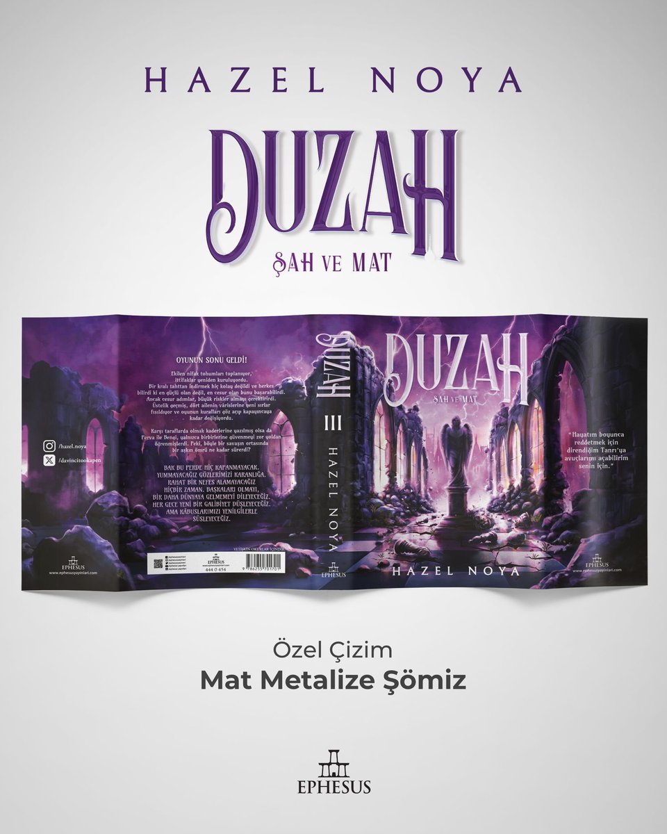 ephesusyayinevi's tweet photo. Hazel Noya’nın kaleme aldığı “DUZAH 3: ŞAH VE MAT” ciltli, yan boyamalı, kutulu set ve yan boyamalı kutulu set seçenekleriyle şimdi satışta! 💜

Oyunun sonu geldi!

Ekilen nifak tohumları toplanıyor, ittifaklar yeniden kuruluyordu.

Bir kralı tahttan indirmek hiç kolay değildi ve herkes bilirdi ki en güçlü olan değil, en cesur olan bunu başarabilirdi. Ancak cesur adımlar, büyük riskler almayı gerektirirdi.

Üstelik geçmiş, dört ailenin vârislerine yeni sırlar fısıldıyor ve oyunun kuralları göz açıp kapayıncaya kadar değişiyordu.

Karşı taraflarda olmak kaderlerine yazılmış olsa da Perva ile Bengi, yalnızca birbirlerine güvenmeyi zor yoldan öğrenmişlerdi. Peki, böyle bir savaşın ortasında bir aşkın ömrü ne kadar sürerdi?

Bak bu perde hiç kapanmayacak. Yummayacağız gözlerimizi karanlığa. Rahat bir nefes alamayacağız hiçbir zaman. Başkaları olmayı, bir daha dünyaya gelmemeyi dileyeceğiz. Her gece yeni bir galibiyet düşleyeceğiz. Ama kabuslarımızı yenilgilerle süsleyeceğiz.

#hazelnoya #duzah