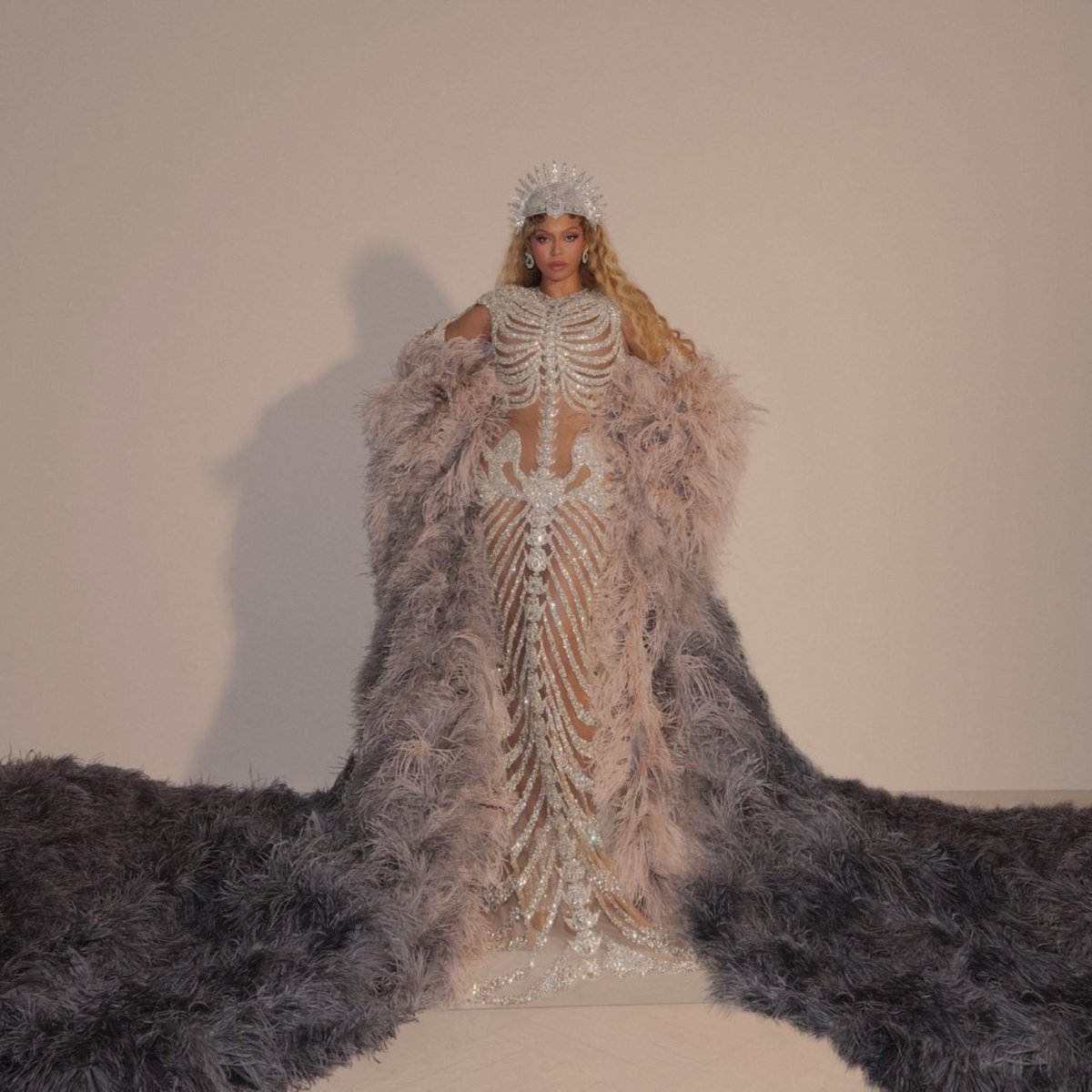 Sony's tweet photo. Happy birthday to the Queen 👑 🐝 https://t.co/kqchOWBJpz