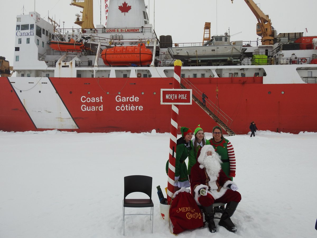 CoastGuardCAN's tweet photo. POV: You’re at the North Pole and somehow there’s a Canadian hockey game happening. 🏒❄️🎅

Our crew aboard the CCGS Louis S. St-Laurent made it all the way to the top of the world, with a little time for hockey and a visit from Santa. https://t.co/gabmBmiCaq