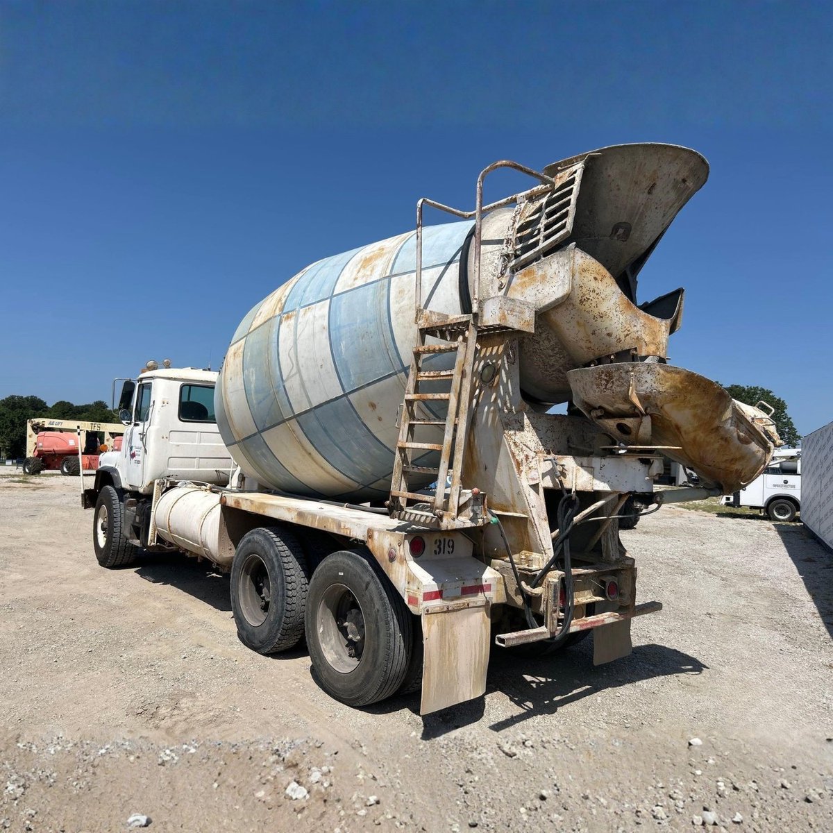 AuctionValues's tweet photo. 🚛A classic Mack still brings a serious price.

This 1994 Mack DM690S found a new owner at a recent Florida auction, selling for $13,250.

Sign up for a free account to see more results and track the market. 🔗https://t.co/pqcuRkne28
#MackTrucks #AuctionResults #HeavyEquipment https://t.co/k0KrpZLGAk