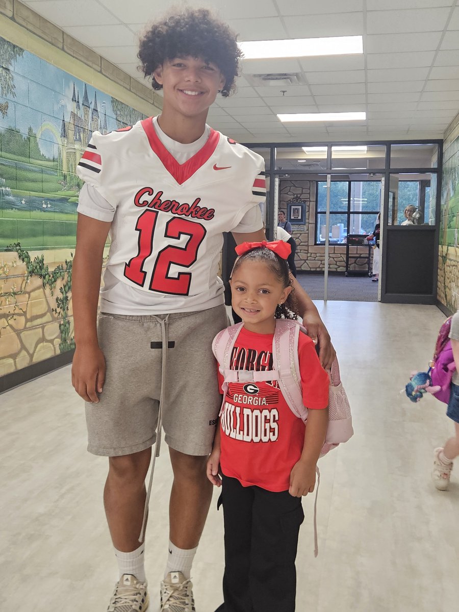 Championsforli1's tweet photo. Greeters and readers! Our @WarriorsCHS players started their Friday morning by sharing some smiles 😃,  fist bumps 🤛, and books 📚 with their friends at @KnoxESKnights. We love our partnership with our zone schools ❤️📚🏈!
@CHS_Warriors @CherokeeSchools @CcsdMedia https://t.co/9un1xv7Gx5