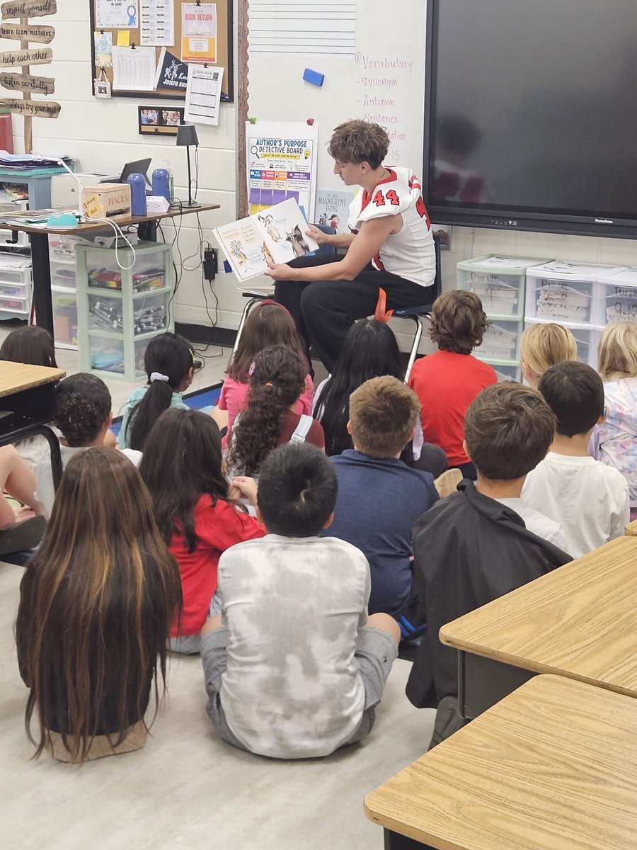 Championsforli1's tweet photo. Greeters and readers! Our @WarriorsCHS players started their Friday morning by sharing some smiles 😃,  fist bumps 🤛, and books 📚 with their friends at @KnoxESKnights. We love our partnership with our zone schools ❤️📚🏈!
@CHS_Warriors @CherokeeSchools @CcsdMedia https://t.co/9un1xv7Gx5
