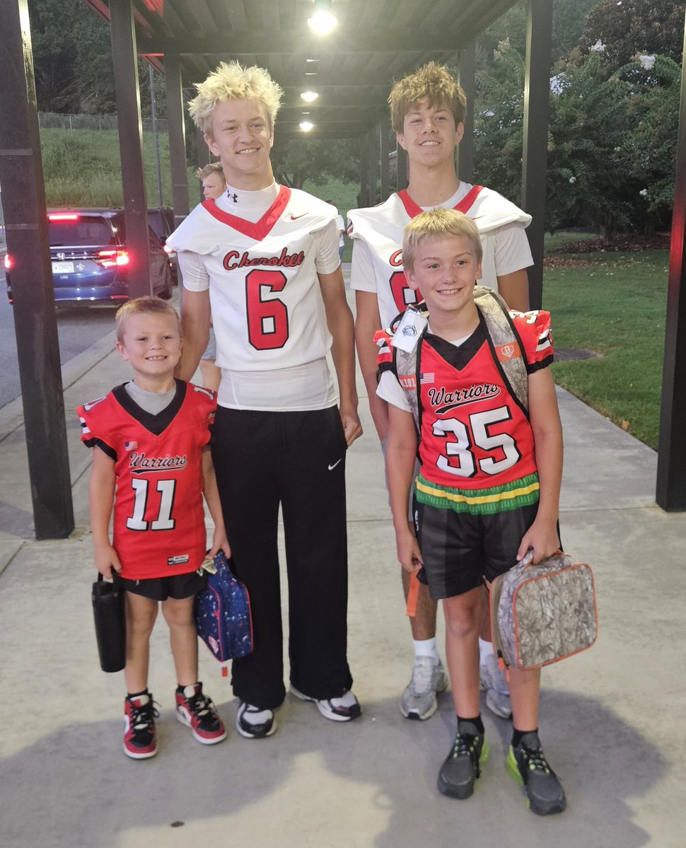 Championsforli1's tweet photo. Greeters and readers! Our @WarriorsCHS players started their Friday morning by sharing some smiles 😃,  fist bumps 🤛, and books 📚 with their friends at @KnoxESKnights. We love our partnership with our zone schools ❤️📚🏈!
@CHS_Warriors @CherokeeSchools @CcsdMedia https://t.co/9un1xv7Gx5
