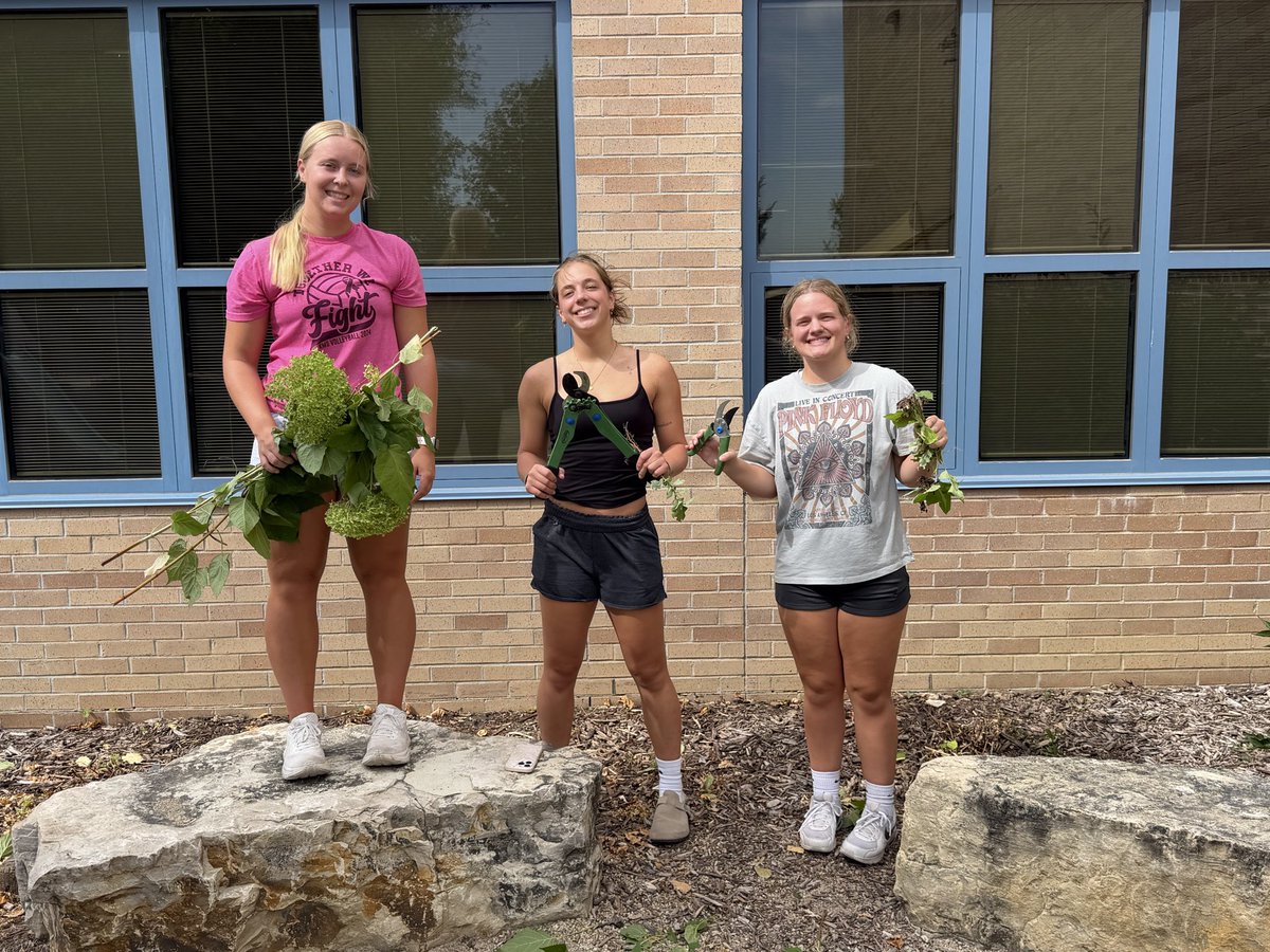 CoachTimGrove's tweet photo. Our @CougsWBB participated in the @WBCA1981 Day of Service by cleaning and prepping the Outdoor Learning Environment for the many kids who will begin to use it again next week. Of course with this crew β¦ some shenanigans as well!
#WBCA #DayOfService https://t.co/oQPFYtOAuL