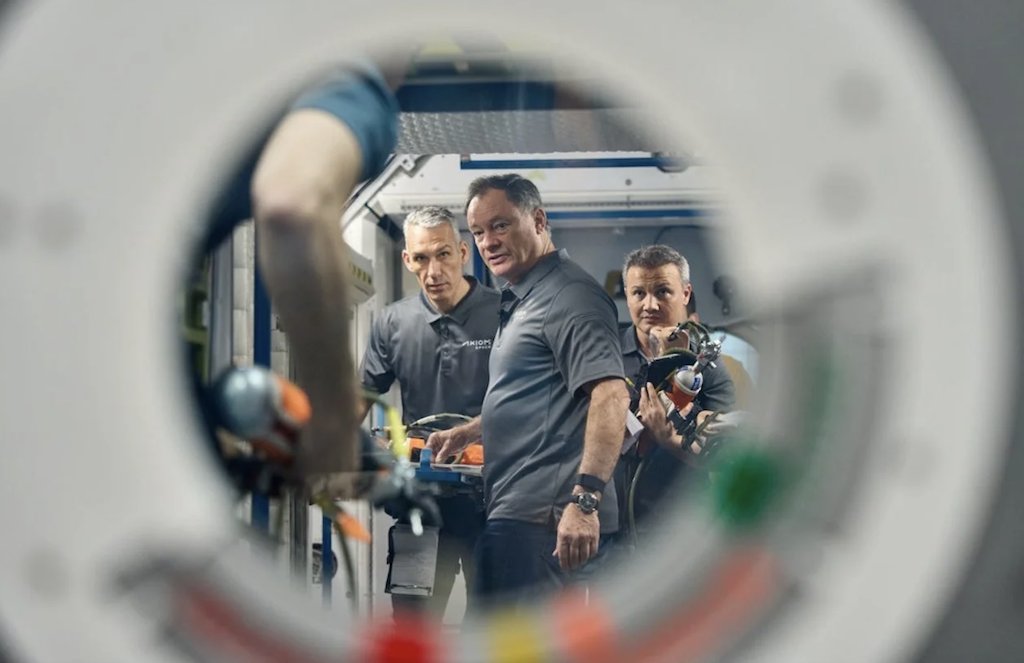 CommanderMLA's tweet photo. One of the most interesting aspects of spaceflight is the introspective shift it creates because it forces you to recognize your strengths and accept your weaknesses as both an individual and a team. https://t.co/bAwjVRikAt