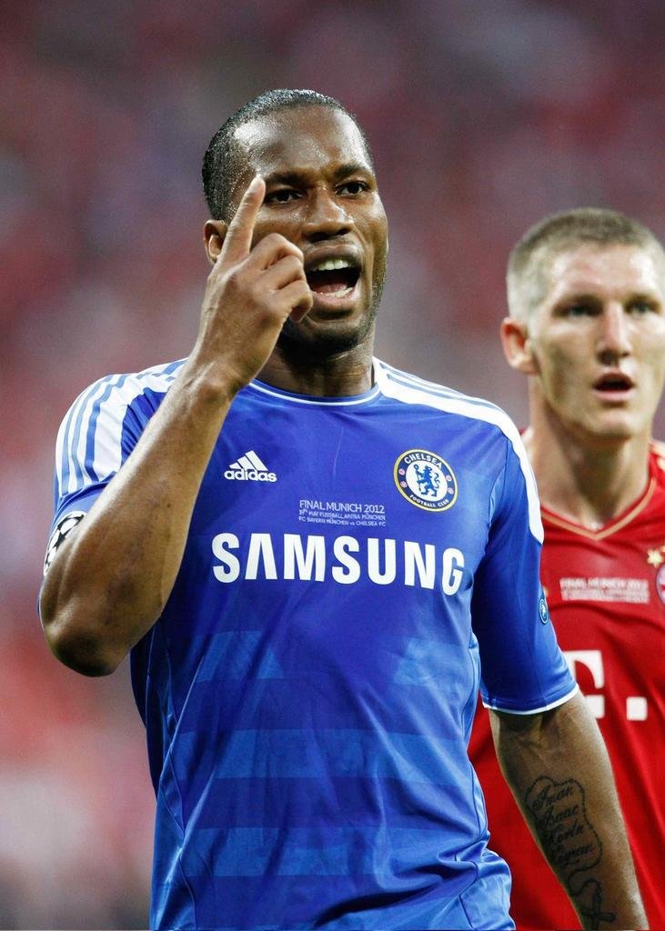 OficialSala12's tweet photo. 🗣 Didier Drogba em 2020: "8 anos atrás, no Chelsea, nosso técnico Villas-Boas foi demitido e o elenco fez uma reunião onde reconhecemos nossa responsabilidade pela sua saída.

Os capitães John Terry, Lampard e Petr Cech e outros líderes do grupo também falaram.

Decidimos ir com força total na UCL, mesmo tendo perdido por 3x1 pro Napoli na ida das oitavas.

Estávamos buscando esse título há 8 anos e nunca ficamos acima do 2° lugar. Todos decidiram colocar o ego de lado e lutar um pelo outro, pelo mesmo objetivo.

Após a reunião, eu fui falar com Juan Mata. Ele tinha 23 anos e era nosso melhor jogador na temporada. Eu fui até ele e pedi ajuda: "Por favor, Maestro, me ajude a ganhar a Champions League." 

Ele me olhou com uma cara como se dissesse: "Cara, você tá louco. Você é Didier Drogba, é você que tem que me ajudar a ganhar." 

Eu respondi dizendo "Estou no Chelsea há 8 anos e nunca ganhei. Então acredite em mim, você é o cara que vai nos ajudar a ganhar. Eu até vou te dar um presente se ganharmos.” 

3 meses depois, estávamos em Munique para a final, um estádio tomado por uma multidão vermelha.

O Bayern estava ganhando de 1x0 com 8 minutos faltando e eu já não tinha mais esperanças. O Juan Mata, muito mais jovem que eu, veio até mim e disse: "Continue acreditando Didier, você tem que continuar acreditando".

Eu estava quase chorando e respondi “Acreditar no que? Acabou, eu vou chorar igual a meses atrás, quando perdi a Copa Africana de Nações pela Costa do Marfim.”

Até que conseguimos um escanteio no último minuto de jogo. Último minuto, último escanteio.

Juan Mata bateu o escanteio, eu faço o gol de cabeça e o resto é história. A lição disso tudo é "NUNCA DEIXE DE ACREDITAR". 💙