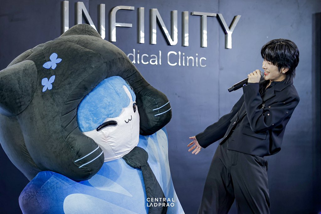 CentralLadprao's tweet photo. มาแล้วจ้า! ภาพบรรยากาศงาน INFINITY Medical Clinic ในวันนี้ กับโมเมนต์สุดพิเศษที่ได้ “เซฟ และหมีแพรว” มาร่วมสร้างสีสัน พร้อมเติมความพิเศษให้กับบรรยากาศภายในงาน 

📌 ลานโปรโมชัน ชั้น 1 เซ็นทรัล ลาดพร้าว

#InfinityMedicalClinic #Savewrg #MiiPRAEW #CentralLadprao https://t.co/uJ85TqJP5f
