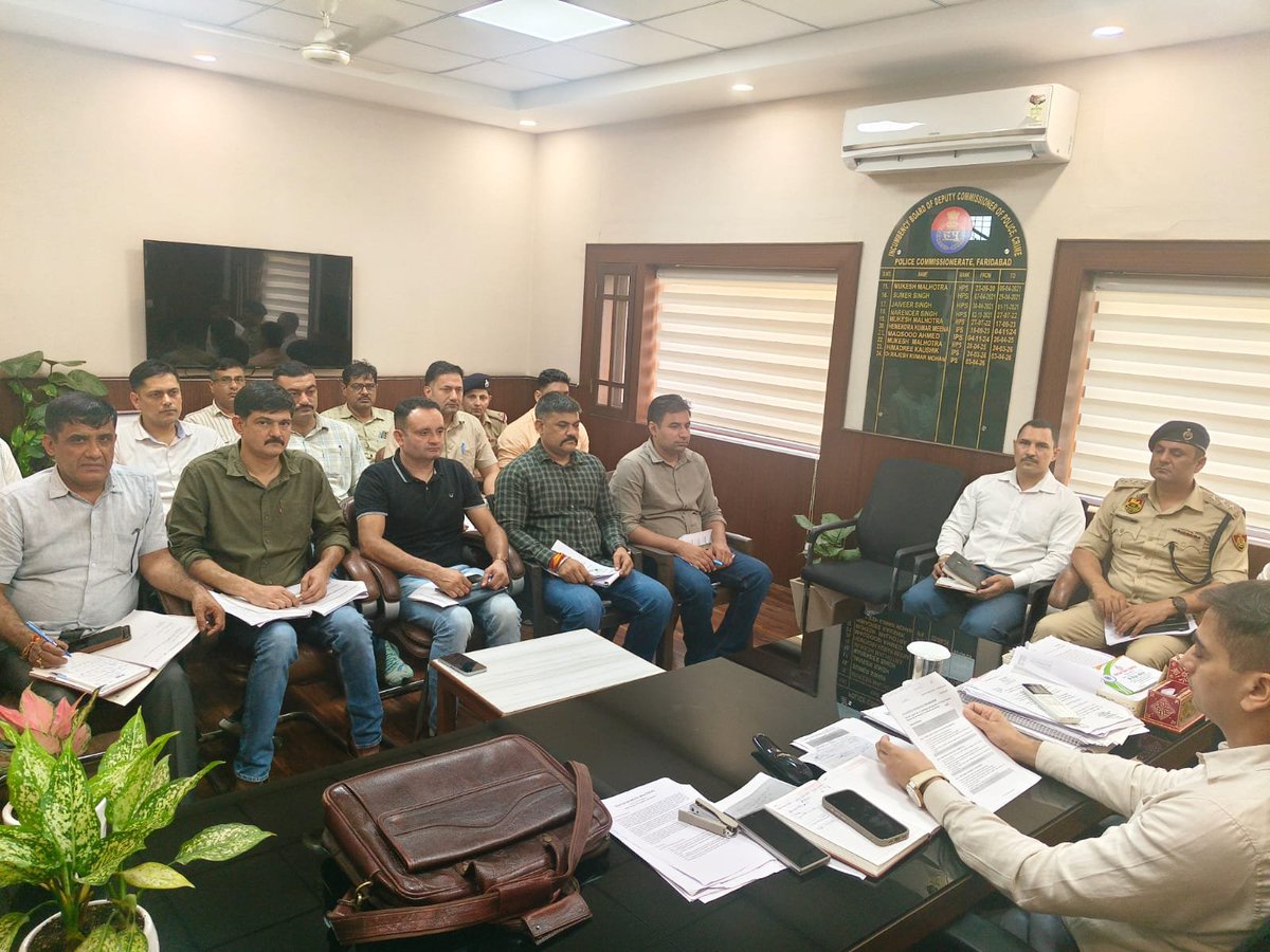 FBDPolice's tweet photo. DCP क्राइम राजेश कुमार की अध्यक्षता में NCB के राष्ट्रीय रोडमैप को लेकर समन्वय बैठक आयोजित

ACP क्राइम, सभी क्राइम ब्रांच प्रभारी एवं NCB कोऑर्डिनेटर रहे मौजूद

अब तक की कार्रवाई 

🔹 334 NDPS मामले
🔹 446 आरोपी गिरफ्तार
🔹 106 सप्लायर/स्रोत गिरफ्तार
🔹 276.876 किलो गांजा। https://t.co/uzwUfHAK9Q