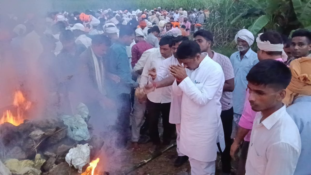 hemrajvermapbt's tweet photo. पीलीभीत के पांच श्रमिकों की हरियाणा में सड़क दुर्घटना में दुखद मृत्यु होने पर उनके अंतिम संस्कार में पहुंचकर श्रद्धांजलि अर्पित की तथा दुःखी परिवारजनों को ढांढस बंधाया।
ईश्वर दिवंगत आत्माओं को अपने श्री चरणों में स्थान दें एवं परिजनों को इस पहाड़ जैसे दुःख को सहन करने का साहस दें..ॐ शांति 🙏

@samajwadiparty @mediacellsp
 #isupport_hemrajverma