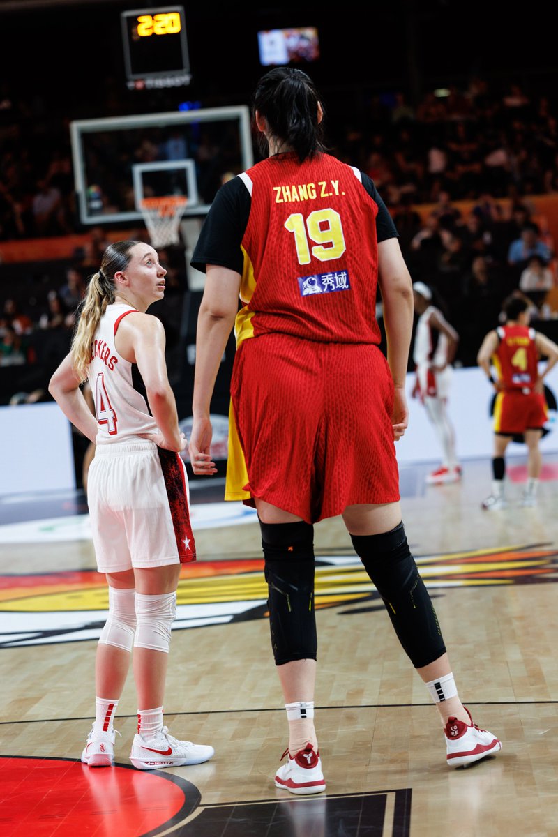 FIBA's tweet photo. These photos of Caitlin Clark and Paige Bueckers with Zhang Ziyu 🤯

#FIBAWWC | @FIBAWWC https://t.co/LrroJT97Pl