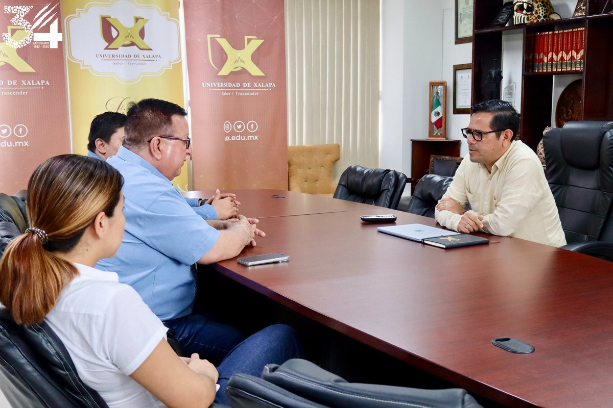 UXoficial's tweet photo. La Universidad de Xalapa recibió a José Noé Castillo Olvera, titular de la @DgbVeracruz.  Este encuentro refrenda vínculos y abre oportunidades para que más jóvenes conozcan en la UX un espacio para continuar su formación y trascender. https://t.co/tLRWvTO6F9