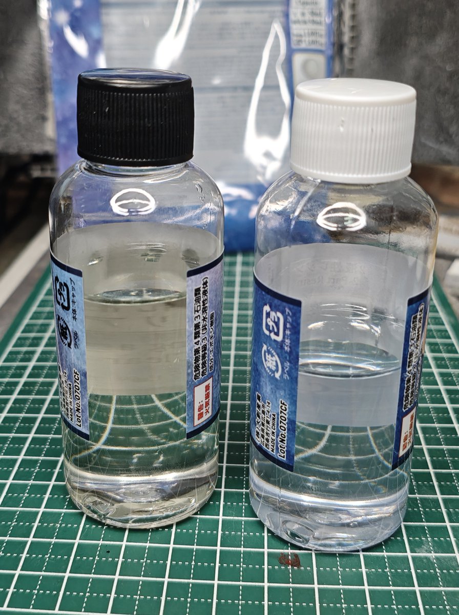 YT__TY's tweet photo. ダイソーの２液性レジン
固まらんなあ…と思ってたら
“主液”と“主液”混ぜてた
シリコン型を１日ただベトベトさせてただけだった https://t.co/CXpUHmCPCG