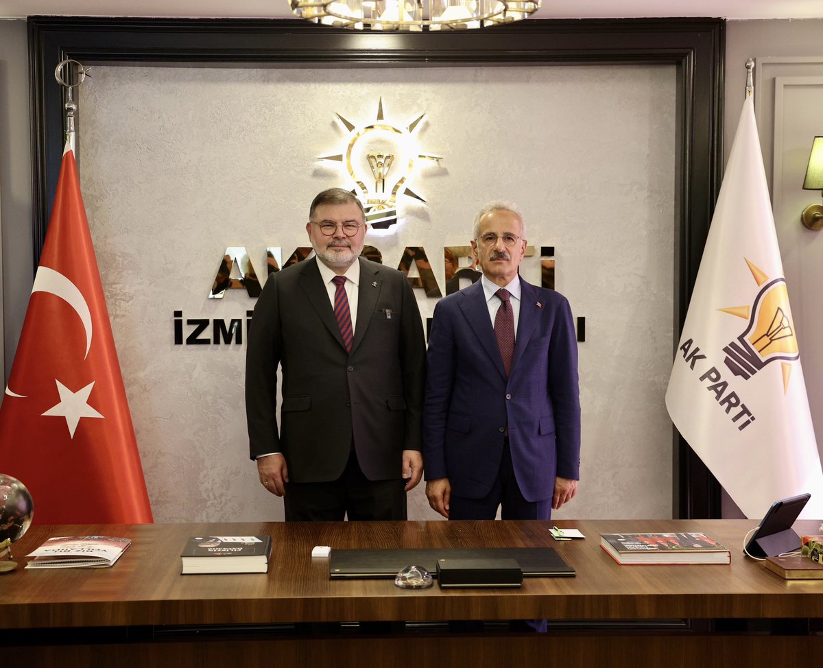 Bilalsaygili's tweet photo. Ulaştırma ve Altyapı Bakanımız Sn. Abdulkadir Uraloğlu’nu İl Başkanlığımızda ağırladık.

İzmir’imizin ulaşım ve altyapı yatırımlarını, devam eden projelerimizi ve şehrimizin geleceğine değer katacak hedeflerimizi değerlendirdik.

Sayın Bakanımız @a_uraloglu’na İzmir’imize gösterdiği yakın ilgi ve destekleri için teşekkür ediyor, çalışmalarında başarılar diliyorum.