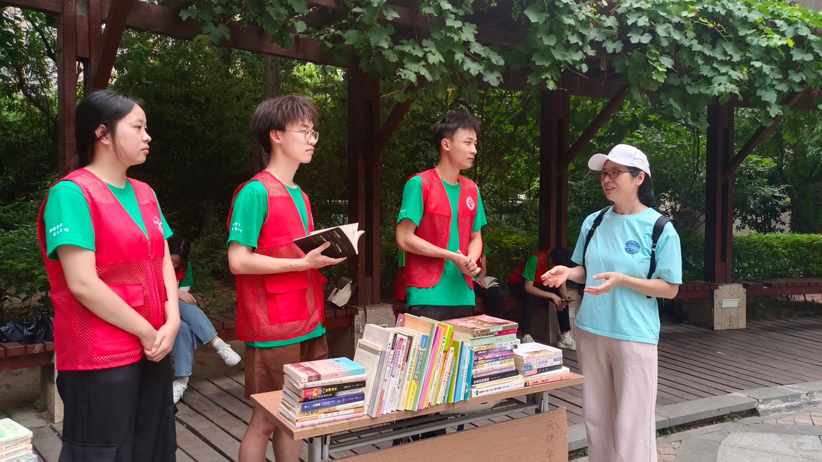 aislw737339's tweet photo. Local neighborhood book swap this Sat 10am at Central Park! Bring gently used books, take new reads, and chat with neighbors—all welcome! https://t.co/DadYhAAMCU