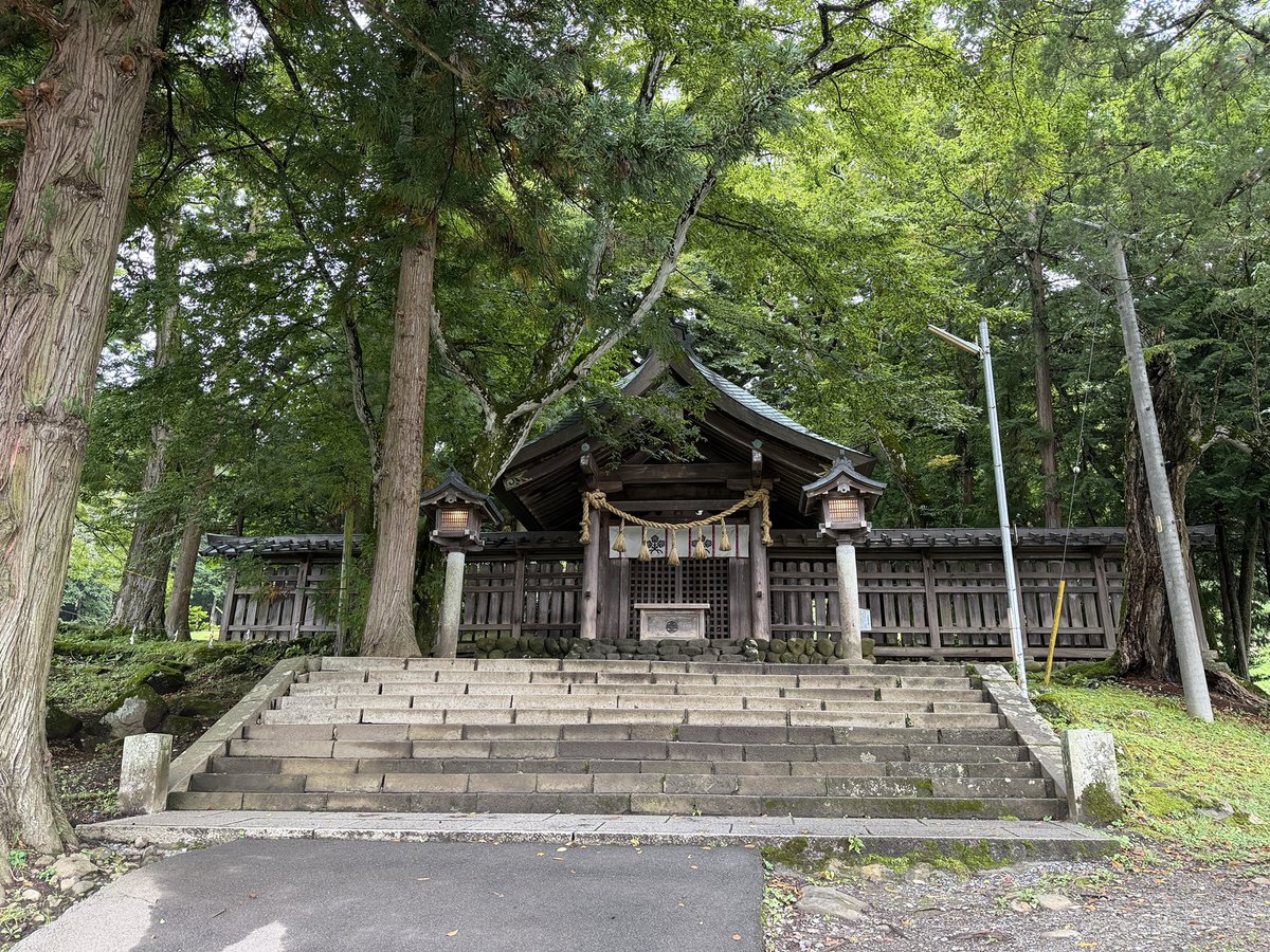YO_7991's tweet photo. せっかく諏訪に来たので諏訪大社詣で。諏訪信仰発祥の地らしい上社前宮で4本の御柱に圧巻されてきたー。社殿も年月を経て美しい。4つの神社で一番素朴な感じで古からのパワースポット感強い。昼飯は近所の福よしさんのコシの強くて蕎麦の香りが豊かな美味しい信州そばで大満足。 https://t.co/djr71gegx0