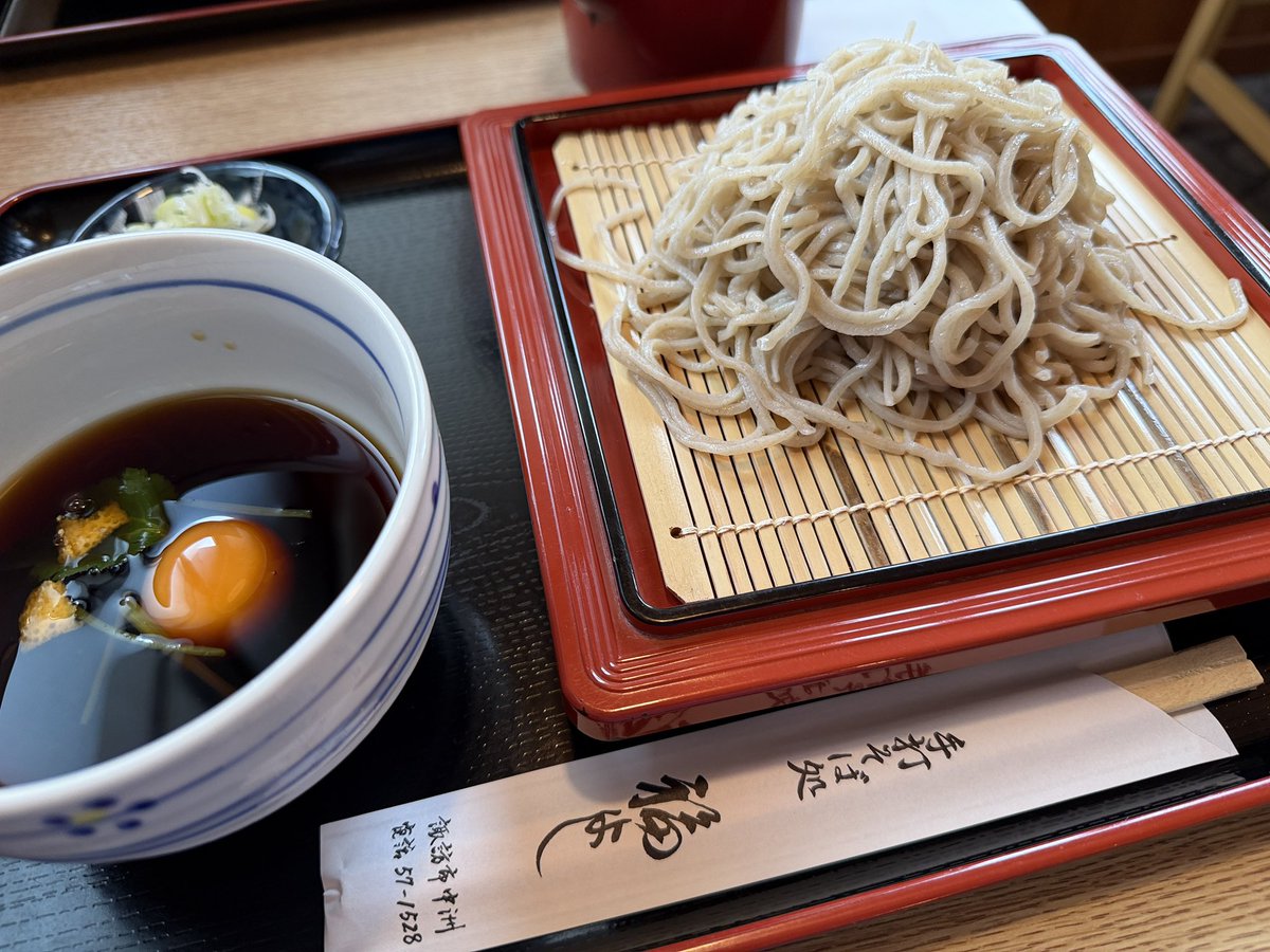 YO_7991's tweet photo. せっかく諏訪に来たので諏訪大社詣で。諏訪信仰発祥の地らしい上社前宮で4本の御柱に圧巻されてきたー。社殿も年月を経て美しい。4つの神社で一番素朴な感じで古からのパワースポット感強い。昼飯は近所の福よしさんのコシの強くて蕎麦の香りが豊かな美味しい信州そばで大満足。 https://t.co/djr71gegx0