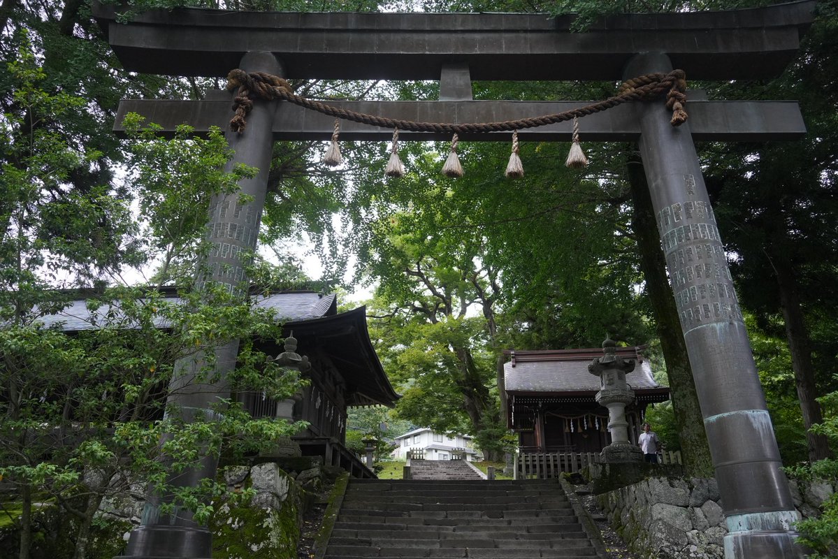 YO_7991's tweet photo. せっかく諏訪に来たので諏訪大社詣で。諏訪信仰発祥の地らしい上社前宮で4本の御柱に圧巻されてきたー。社殿も年月を経て美しい。4つの神社で一番素朴な感じで古からのパワースポット感強い。昼飯は近所の福よしさんのコシの強くて蕎麦の香りが豊かな美味しい信州そばで大満足。 https://t.co/djr71gegx0