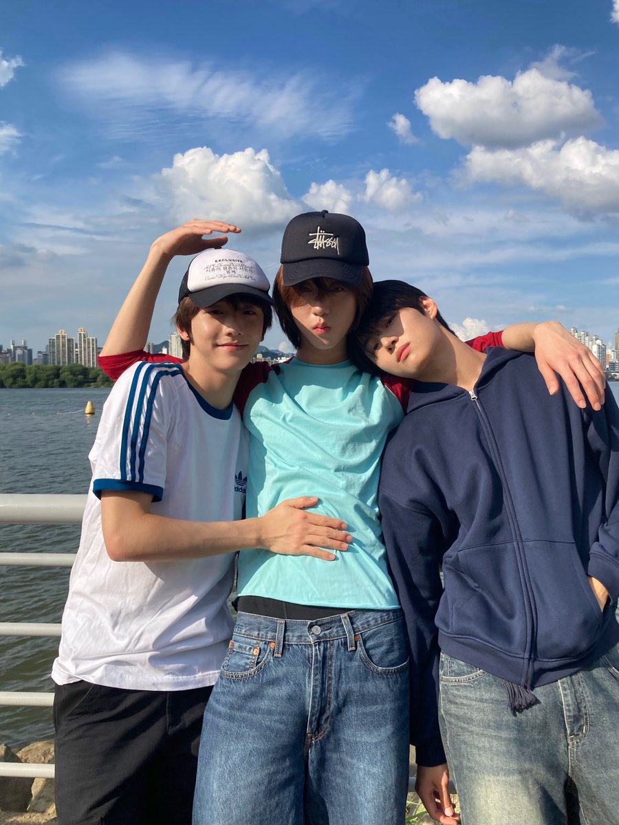 wonjjangiz's tweet photo. i think i've been staring at it for too long that it’s starting to get funny because why are semin’s hands on wonbin’s tummy making it look like wb’s prgnnt 😭😭😆 https://t.co/u8zAiB1N8t