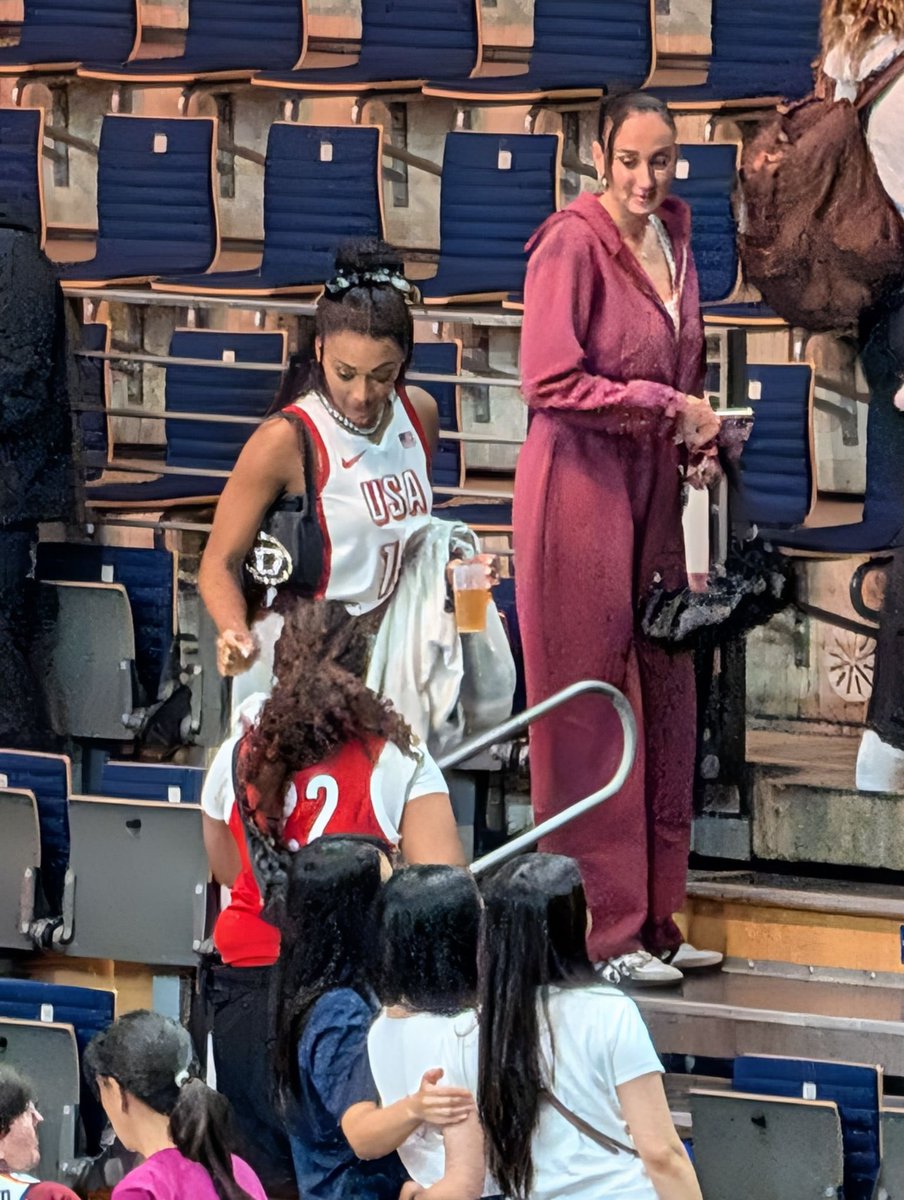 zavanchy's tweet photo. DIJONAI CARRINGTON IN A JACKIE YOUNG TEAM USA JERSEY https://t.co/44Inzbfrs8