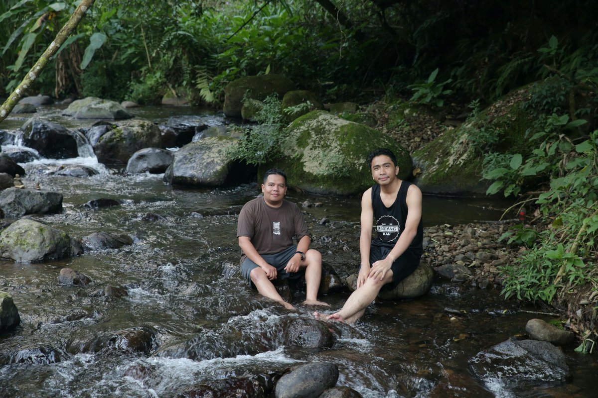 Daniel_851339Bo's tweet photo. Before the day ends, the wet pavement follows the curve of the river. The simplest days often stay the longest. https://t.co/Ye8I2oAJo7