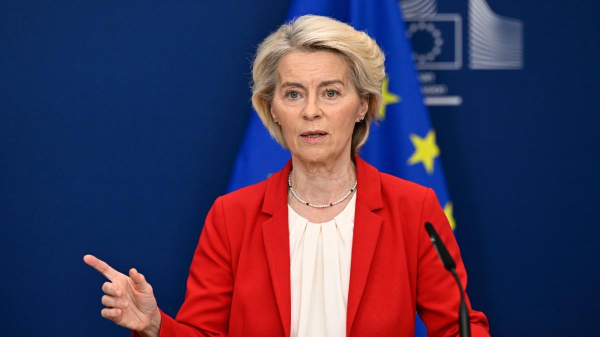 MarioNawfal's tweet photo. 🇪🇺🇬🇱 The EU is locking arms with Greenland, turning the frost on Trump… 🥶

Ursula von der Leyen will land in Nuuk on Sunday, meeting with Denmark’s PM Frederiksen and Greenlandic PM Nielsen to strengthen the Union’s ties with Greenland.

The EU commision has proposed to more than DOUBLE Greenland funding (€530 million) from 2028 and teased an investment package to Nuuk worth more than €150 million.

Trump’s name has been left out, but its hard to escape the obvious; the EU knows it can’t afford to leave the Arctic to Trump's whims… or Beijing's checkbook.

Source: Euractiv / Writer: Bri