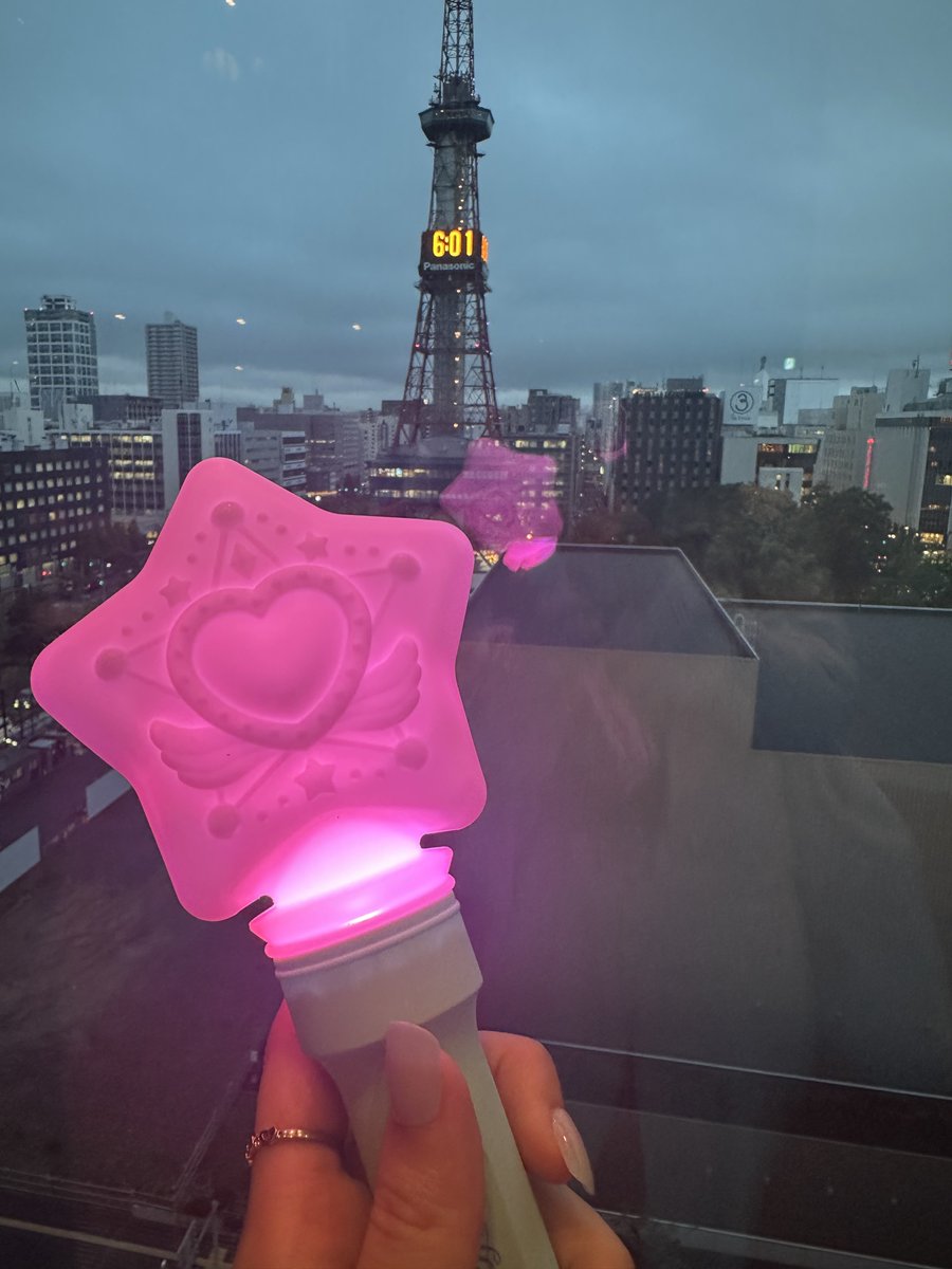 mayayan_k0318's tweet photo. 北海道2days1人で参戦！
今日は登場した時ゼロ距離目の前で号泣😭
そして最後カナやん泣き始めて、私たちファンも毎日パワーもらってるよって思いながら私も号泣🥲
セトリ知りたくなくてTwitter開くのもずっと我慢してたけど夏！平成！で最高✨
字数の関係で書ききれないけどとにかく最高だった🌺💕 https://t.co/ZnT4vHdnpK