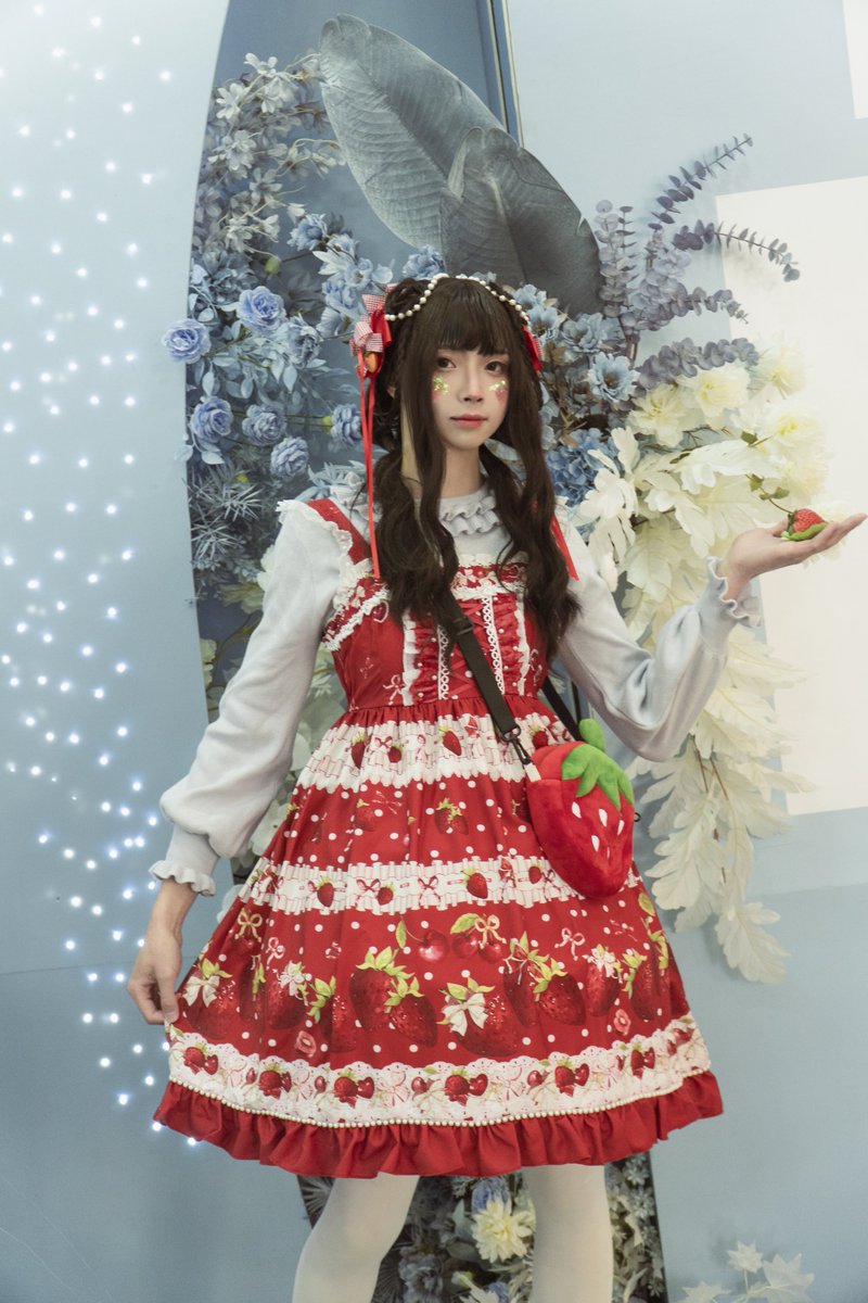 CatChicken0116's tweet photo. 红色大草莓🍓lolita
#lo汉 #lolita #漫展 https://t.co/mfGCfw3GY1