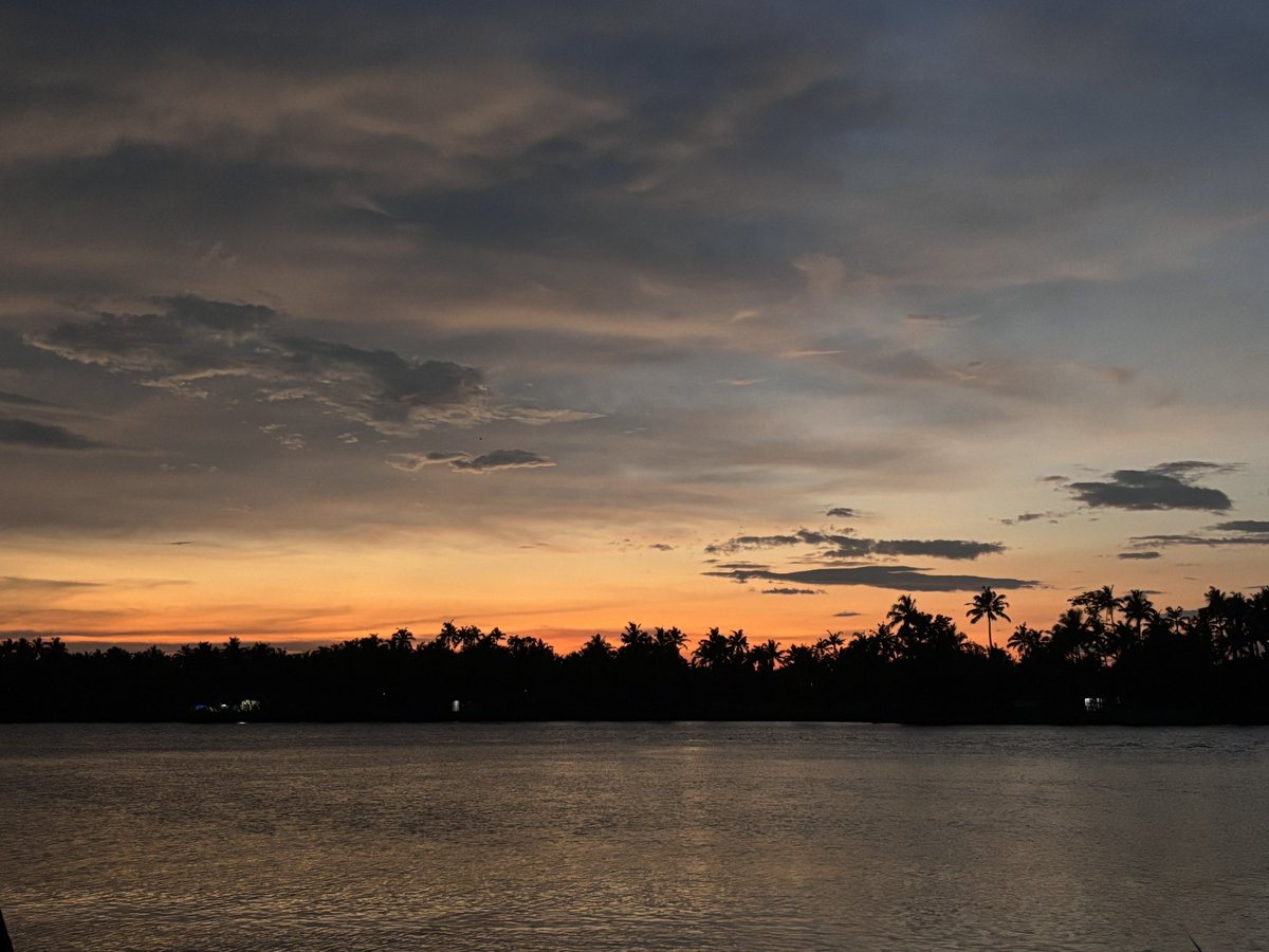 moonsabth's tweet photo. ഇന്നത്തെ Golden Hour ൽ എടുത്തതാണ്. https://t.co/LgXyInkYxT