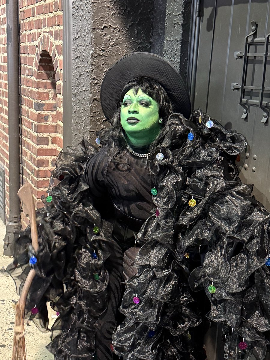 _Vera_icon's tweet photo. How we were all supposed to see Raven Baxter 💚😭 https://t.co/012v09lWwU