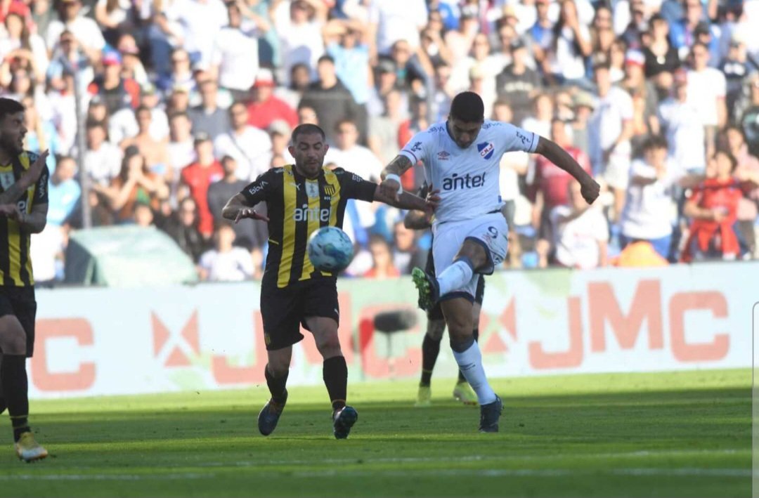 CNdeFhistoria's tweet photo. 🗓 04/09/2022

@Nacional derrotó 3️⃣-1️⃣ a Peñarol por el Camp. Clausura 🇺🇾 2022

🏟 Gran Parque Central 🔵⚪️🔴

⚽️ @LabordaMathi
⚽️ @LuisSuarez9
⚽️ Camilo Cándido

🏆🔫 El Decano regresaba a disputar un clásico con público en el GPC tras 93 años y sería con la vuelta más esperada

💻https://t.co/05BGBtOLc2