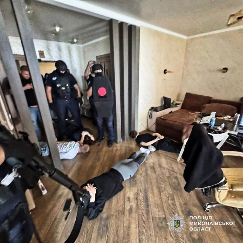 khvl_info's tweet photo. 🚨 У Миколаєві викрили шахрайський call-центр

За даними поліції, семеро людей виманювали гроші в іноземців під виглядом інвестицій у криптовалюту.

Вилучили 18 телефонів і 9 ноутбуків. Розслідування триває.

📌 Джерело: Поліція Миколаївщини https://t.co/MDJ2ci3DCA