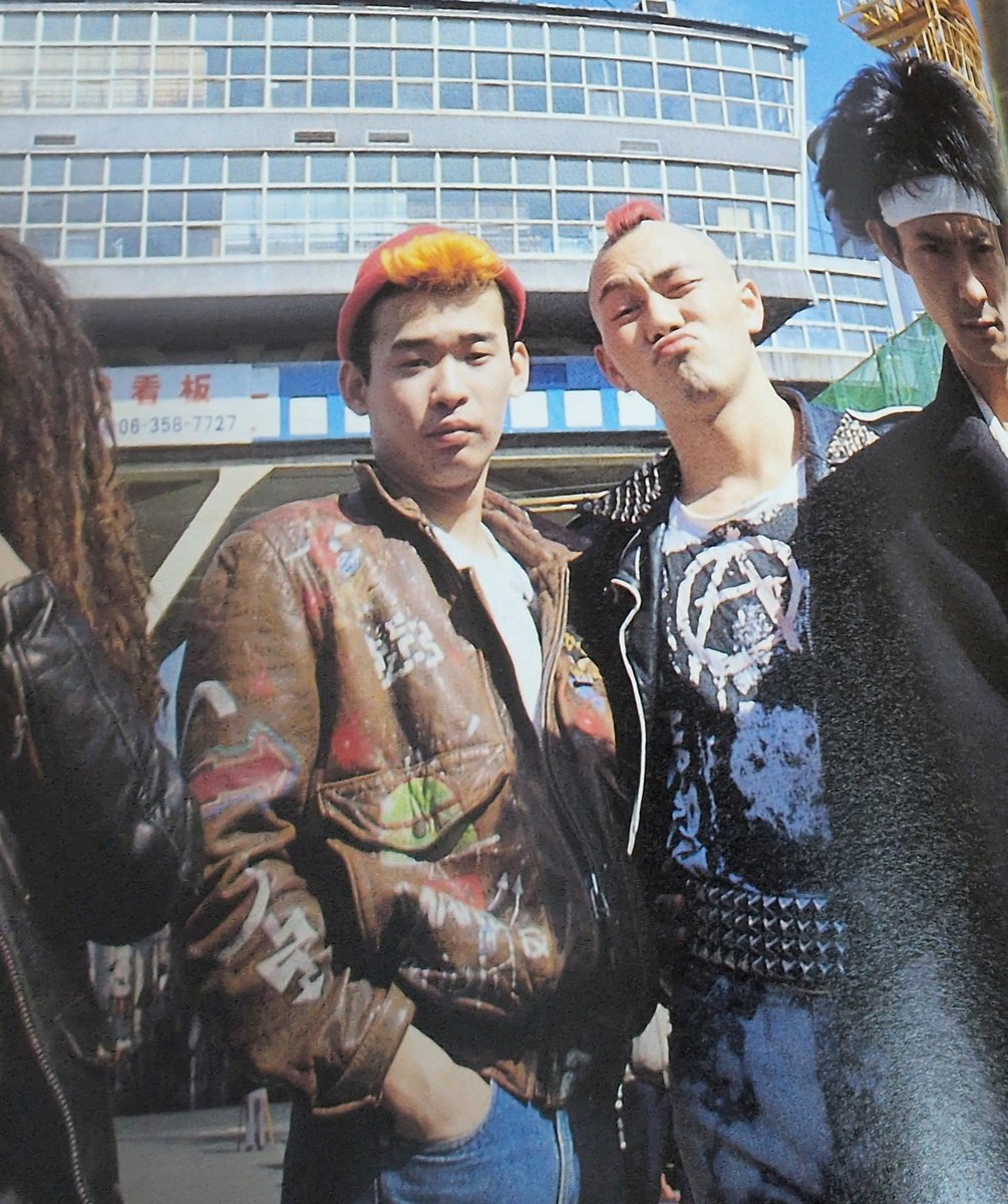 NOiSE_eAter's tweet photo. ALBUM SIXTEENの頃にベレーさんが着てたこの革ジャン、元はPONさんのモノだったことを10代の頃にどこかで読んだと思っていたんですが、なんと本日PONさんがそのことに言及している記事を発見‼️元ネタはブリリアント（キリングジョーク）のユース‼️ https://t.co/07VQgRk3ym