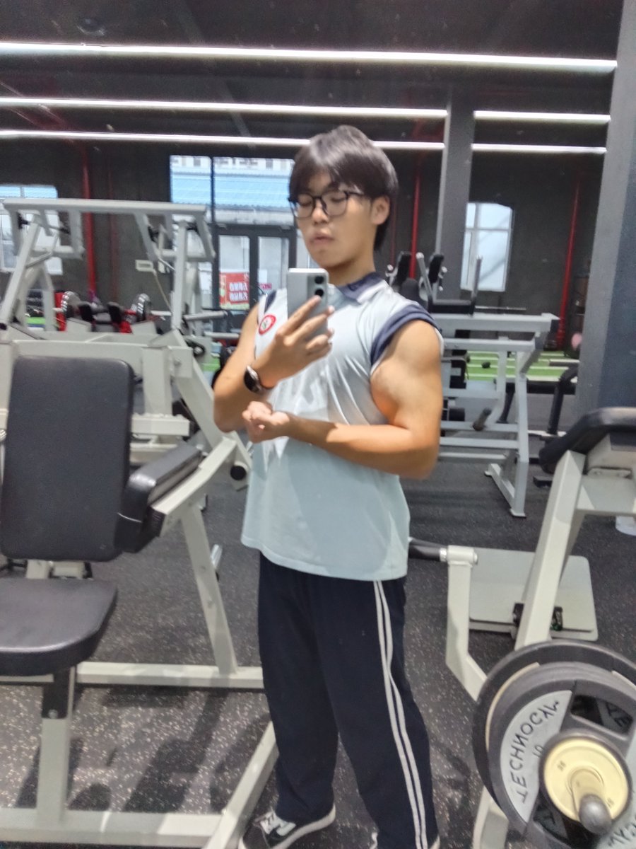 digakh6's tweet photo. 服了这么拍显得我只有一米五 https://t.co/lS6HDhpAxG