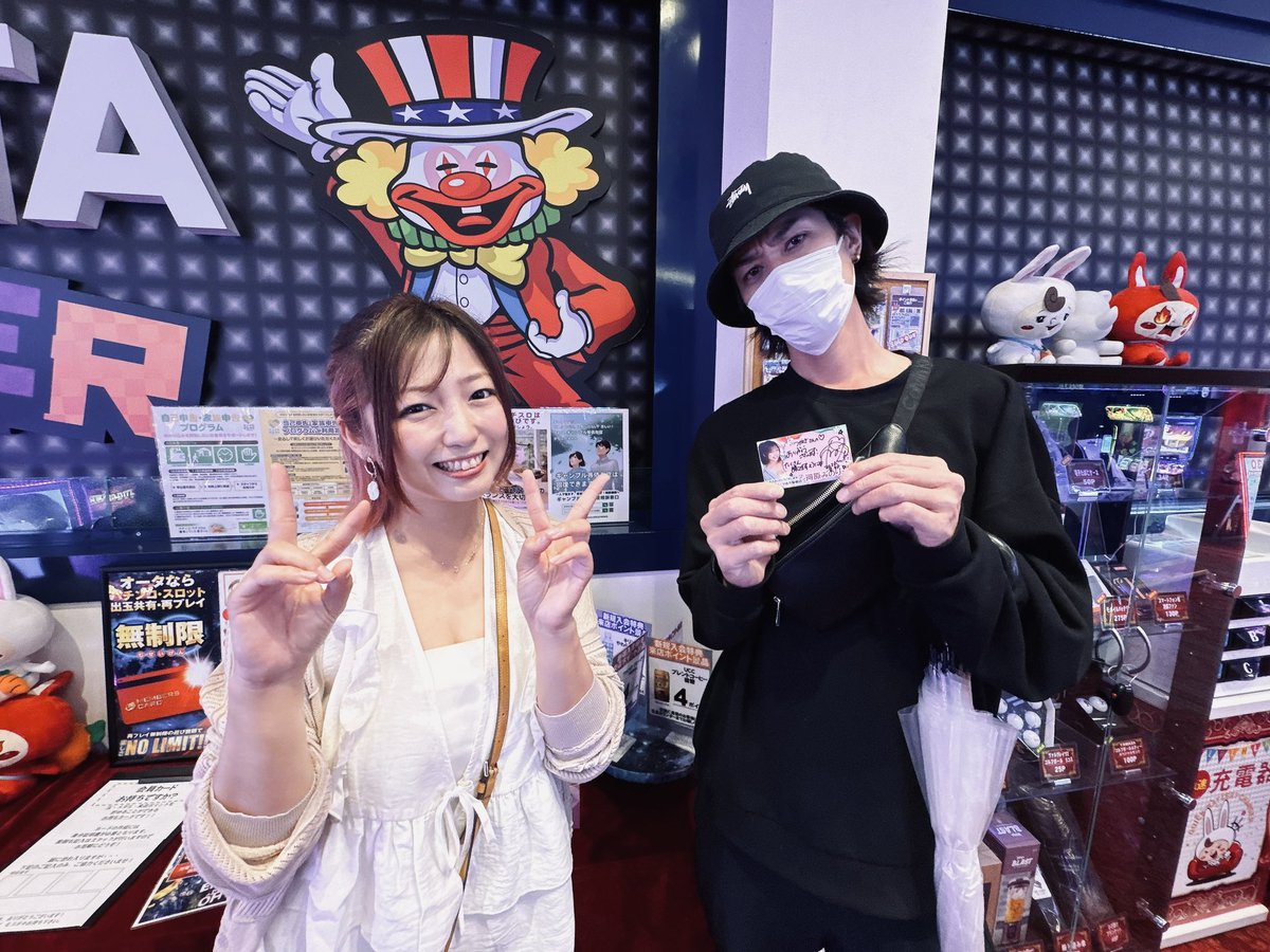 TsukasaSakurada's tweet photo. あ、あ！あ！！
みのりさんに会いに行ってきやした🎰
人生で初めて女性演者ライターさんにお声かけした気します。
ホールのスタッフさんが後押ししてくれなかったら、素通りした感、漂ってたので、@ohta_shiki ありがとうごさいました。

＠minorikawahara ありがとでした！ https://t.co/oLUvbuE0kQ