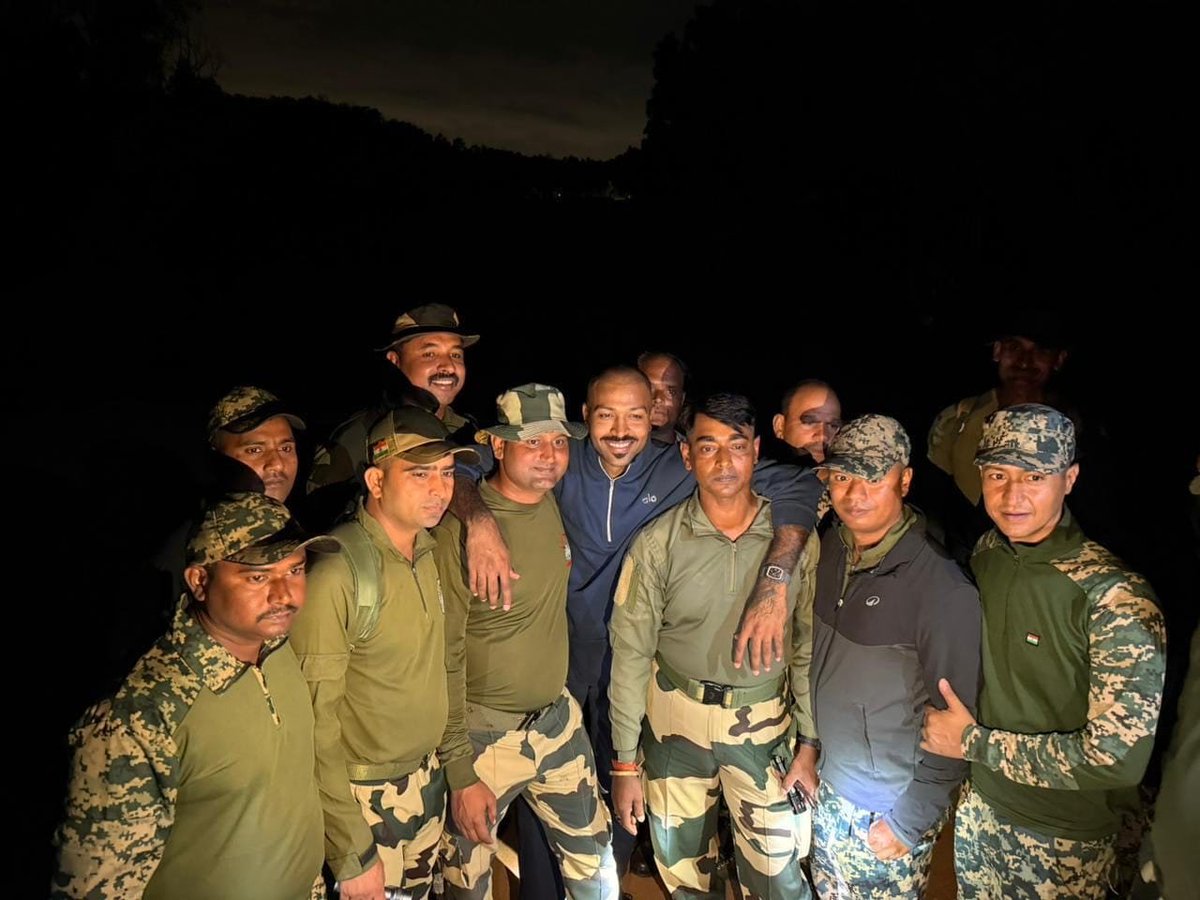 Rahulku2122's tweet photo. Hardik Pandya at the BSF base.
#india #hardikpandya #ستمبر_مزاحمت_عہد_ہمارا #icc #bsf #indianarmy https://t.co/HvjVaS8S28