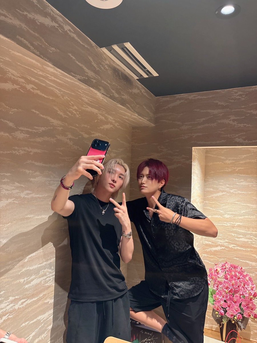 MAAAAAAAASAHIRO's tweet photo. Noeul came into my world.
We promised to have events together. https://t.co/5DVtb44ZYW