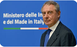 UGirovago77000's tweet photo. Mentre il ministro più indecente si appresta a festeggiare a #Bari son partite 2500 lettere 
di licenziamento all'Ilva!
Prenderli a calci in culo è il minimo! https://t.co/wnFM8jH0UH