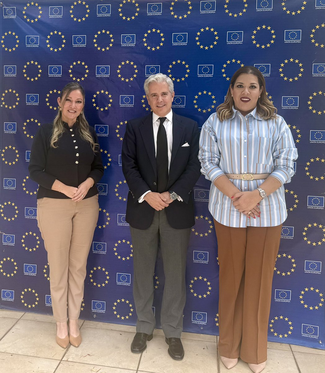 EUambHN's tweet photo. Almuerzo con la ministra de Derechos Humanos y la comisionada nacional de Derechos Humanos. Un diálogo constructivo permanente que confirma que los derechos humanos son siempre objeto de atención para la #UE 🇪🇺, porque son esenciales para toda sociedad democrática. 

#EUDiplomacy https://t.co/tCsBxTW4eR