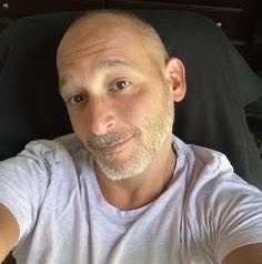 sociedadexmen's tweet photo. 🚨 O QUE ESTÁ ACONTECENDO?

Jeff Sneider, conhecido insider de Hollywood, publicou declarações direcionadas à equipe de Inde Navarrete, atriz recém-anunciada como a Vampira de X-MEN no MCU.

Nas mensagens, Sneider cobra informações exclusivas e afirma que, caso continue sendo ignorado, poderá publicar rumores sobre a atriz e sua carreira. O tom das declarações gerou críticas justamente por envolver uma profissional que acabou de entrar em uma das maiores franquias do cinema.

Eu me sinto genuinamente enojado com essa situação. Independentemente de qualquer discussão sobre fontes ou exclusividades, pressionar e intimidar uma profissional para obter informações é algo que considero completamente inaceitável.

A Inde merece respeito, assim como qualquer outra pessoa que esteja trabalhando em uma produção desse tamanho.

Por isso, a Sociedade X-MEN também precisa deixar clara a sua posição: a partir de hoje, Jeff Sneider não será mais mencionado, citado ou utilizado como fonte em nossas publicações.

Toda solidariedade à Inde Navarrete e à sua equipe. 

– Summers,
Sociedade X-Men.