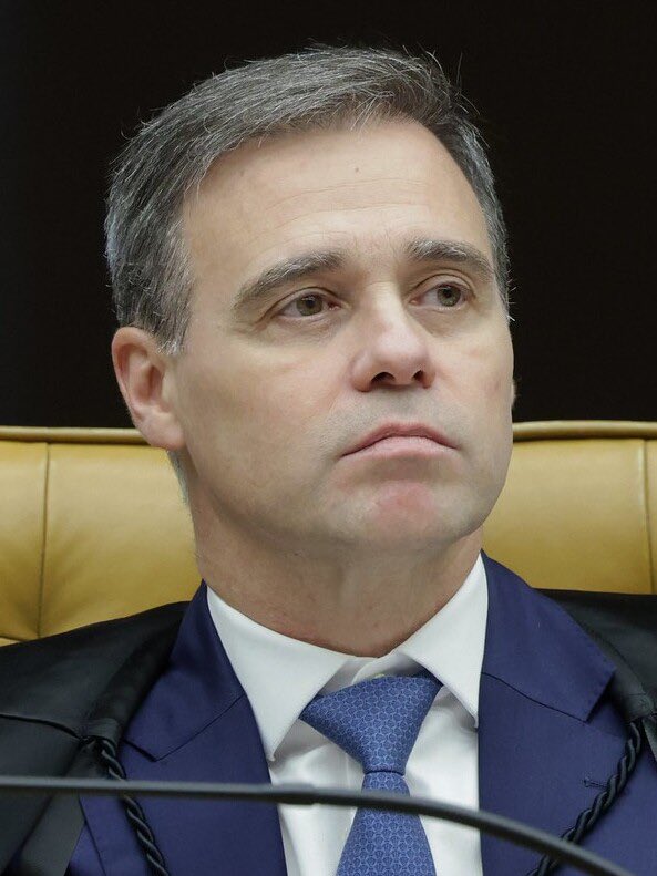 BolsonaroSP's tweet photo. Mendonça está sob fortíssima pressão. E isso tudo só está ocorrendo porque ele não trabalha pensando em se preservar no cargo

Este é o espírito que deve guiar deputados, senadores e demais políticos do Brasil

Inclisive foi com esta pegada que @jairbolsonaro se tornou presidente https://t.co/UxPeFHbF2n