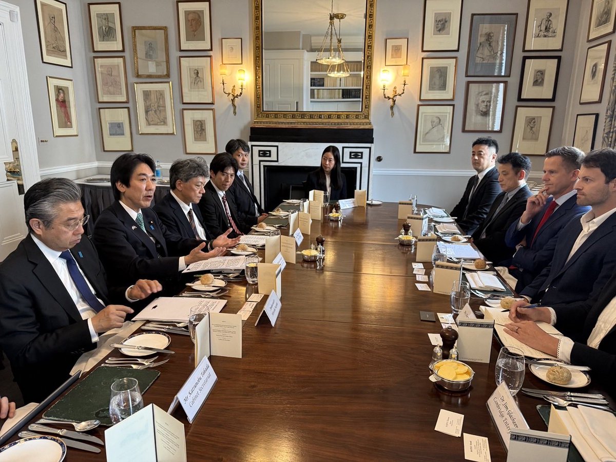 minoru_kiuchi's tweet photo. 欧州出張、一か国目は英国です。
 
ジョナサン・レイノルズ英国ビジネス・イノベーション・科学・貿易大臣と面会し、日本成長戦略やCPTPPについて意見交換しました。「強化されたグローバル戦略的パートナー」である英国政府との信頼関係を強化してまいります。
 
また、現地企業への講演・意見交換や投資家との議論、スタートアップ視察を通じ、日本が今、経済政策を大きく転換しており、英国企業にとっても新しいビジネスチャンスとなり共に成長を追求できることをご説明しました。
 
今回の滞在で官民双方と非常に有意義なコミュニケーションを行うことができました。日本成長戦略に基づく具体的案件の組成によって、日本と英国それぞれの成長が実現し、両国関係の更なる深化につながるよう取り組んでまいります。
 
#日本成長戦略 #日英関係 #海外出張