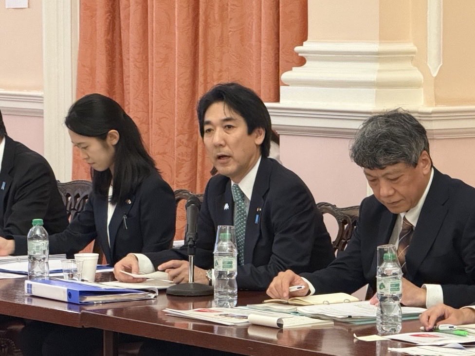 minoru_kiuchi's tweet photo. 欧州出張、一か国目は英国です。
 
ジョナサン・レイノルズ英国ビジネス・イノベーション・科学・貿易大臣と面会し、日本成長戦略やCPTPPについて意見交換しました。「強化されたグローバル戦略的パートナー」である英国政府との信頼関係を強化してまいります。
 
また、現地企業への講演・意見交換や投資家との議論、スタートアップ視察を通じ、日本が今、経済政策を大きく転換しており、英国企業にとっても新しいビジネスチャンスとなり共に成長を追求できることをご説明しました。
 
今回の滞在で官民双方と非常に有意義なコミュニケーションを行うことができました。日本成長戦略に基づく具体的案件の組成によって、日本と英国それぞれの成長が実現し、両国関係の更なる深化につながるよう取り組んでまいります。
 
#日本成長戦略 #日英関係 #海外出張