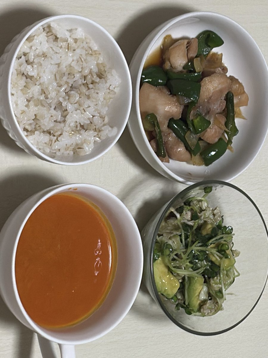 15_soyo614's tweet photo. 🧑‍🍳栄養学を学ぶアイドルの毎日ご飯🧑‍🍳
もち麦ご飯
鶏肉の炒り煮
アボカドとカイワレの豚しゃぶサラダ
にんじんスープ（市販）

きょーは頑張った日なので、簡単に作りました！！鶏肉の炒り煮は砂糖と醤油で味付けして簡単にご飯に合うものが作れるので大好き♡丼にして食べたよん！！#onefive_soyo #そよのごはん