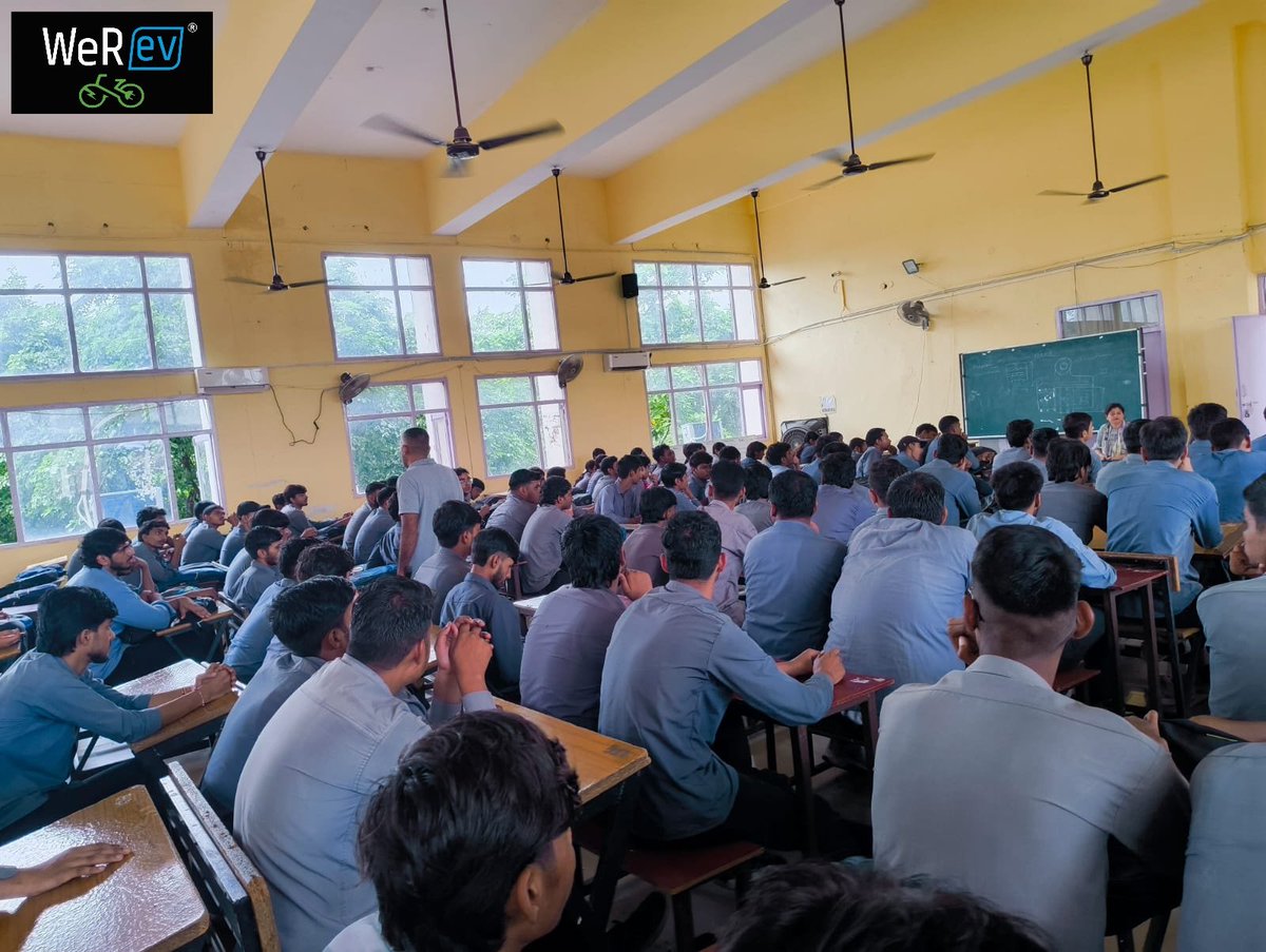 vy23051988's tweet photo. Our Future Generation is our responsibility , Training given to Govt. Polytechnic College, India 🇮🇳🙏
#india #bharat #startup #governmentcollege #students #future #generation https://t.co/6pGETNXSZS