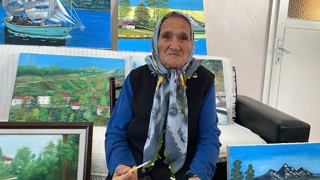 emansetcom's tweet photo. Zonguldak'ta yaşayan 81 yaşındaki Şahinde Ermiş, televizyonda Bob Ross'u izleyerek başladığı resim tutkusuyla 80 eser üretti. Yaşam sevincini tuvale aktaran Ermiş, ikinci sergisini 15-17 Eylül'de açacak.
#Zonguldak #BobRoss #Sanat #Gündem https://t.co/7GCap9NywN