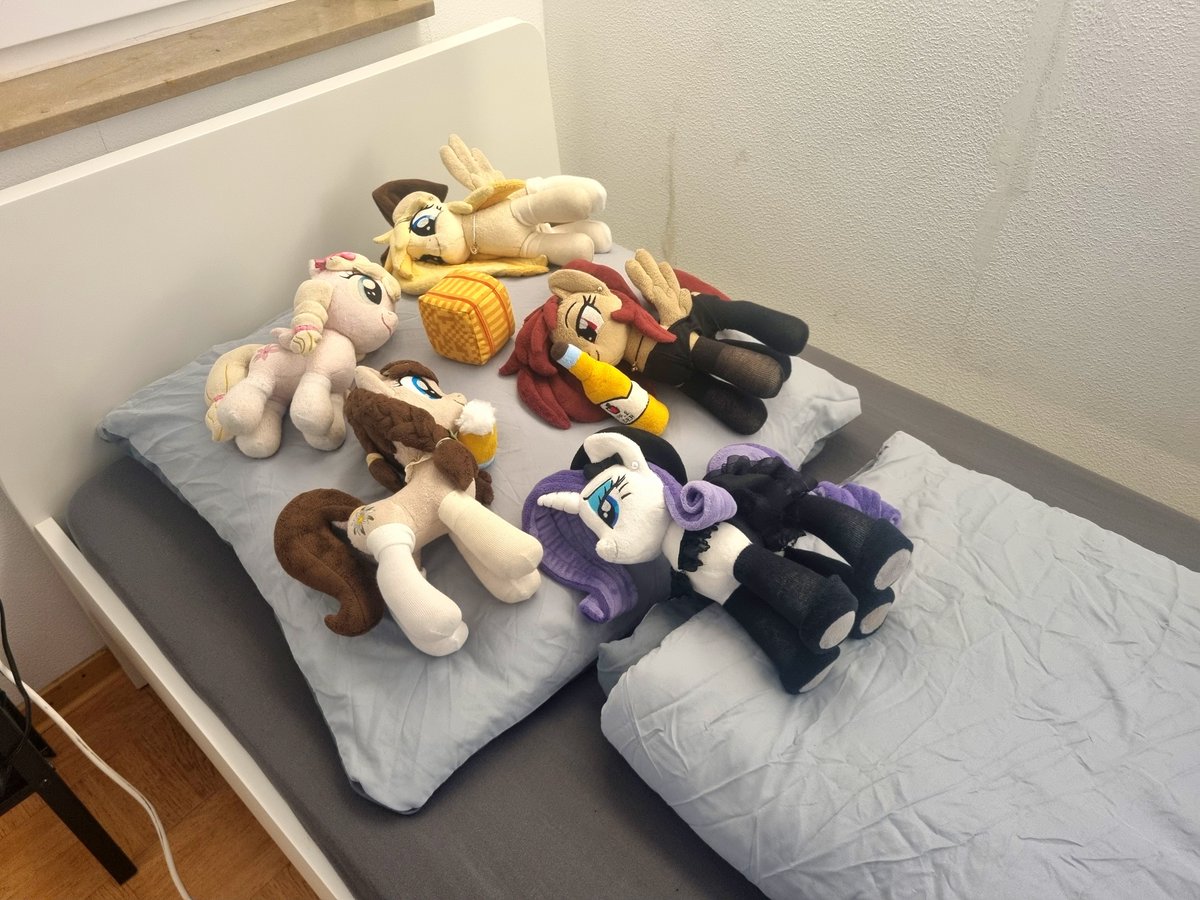 xeto_de's tweet photo. We finally have arrived. 👀
Now they need to rest 💤
#XTGC26 https://t.co/X4NBrB8yS6